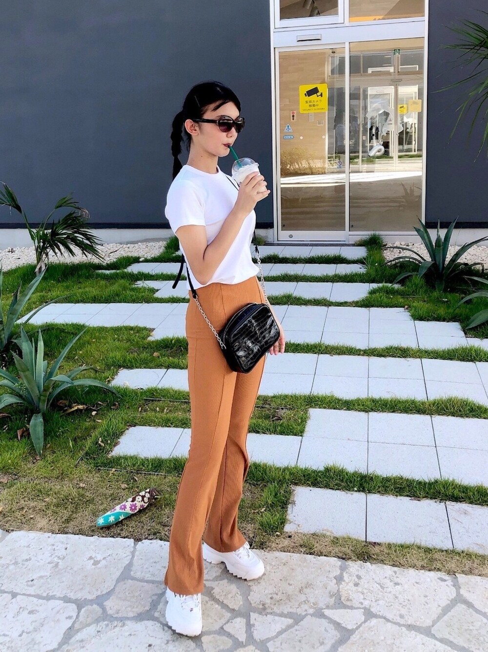 「ラブアンドピース2020、おしゃれさんと繋がりたい、シンプル、ワイドパンツ、ワイドパンツ×スニーカー、パンツスタイル」｜「Bershkaのアイテム（パンツ、オレンジ系）」を使った、SHIHOさん（レディース・159cm）の秋コーディネートの1枚目の写真