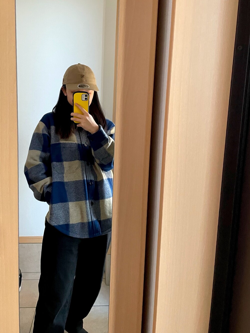 「キャップ、ニューエラ、メンズライクコーデ、メンズライク、チェック、チェックコーデ」｜「NEW ERAのニューエラ キャップ 9THIRTY WASHED COTTON PACKABLE 2TONE STRAP MINI MLB ニューヨークヤンキース ウォッシュ加工 NEW ERA（キャップ、ベージュ系）」を使った、SHIHOさん（レディース・159cm）の冬コーディネートの1枚目の写真