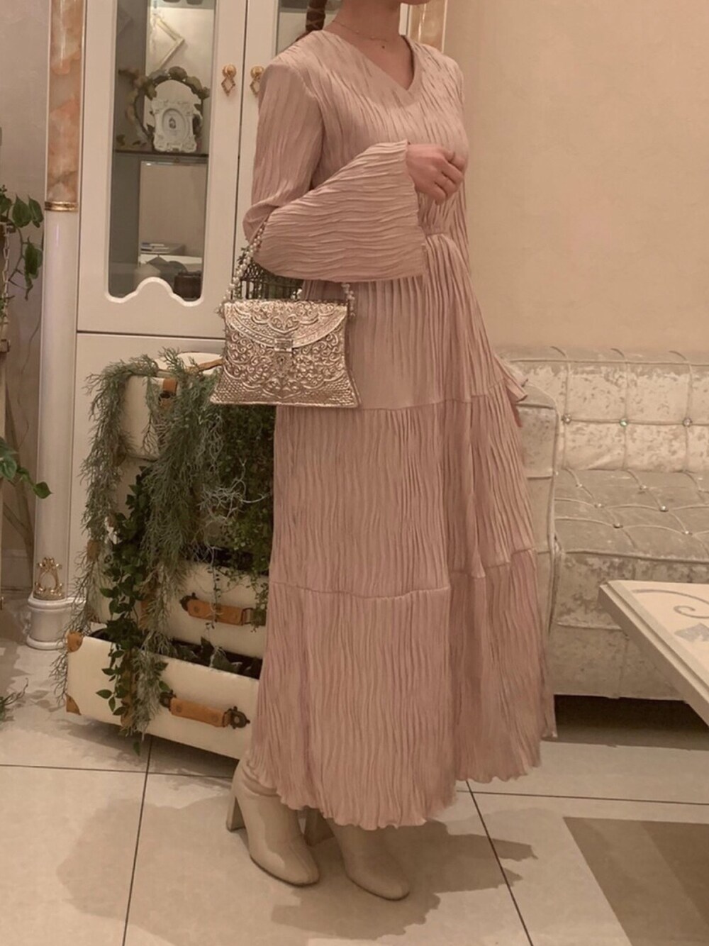 ベージュ系のワンピース/ドレス、ホワイト系のブーツを着用したレディースの冬コーディネートの1枚目の写真