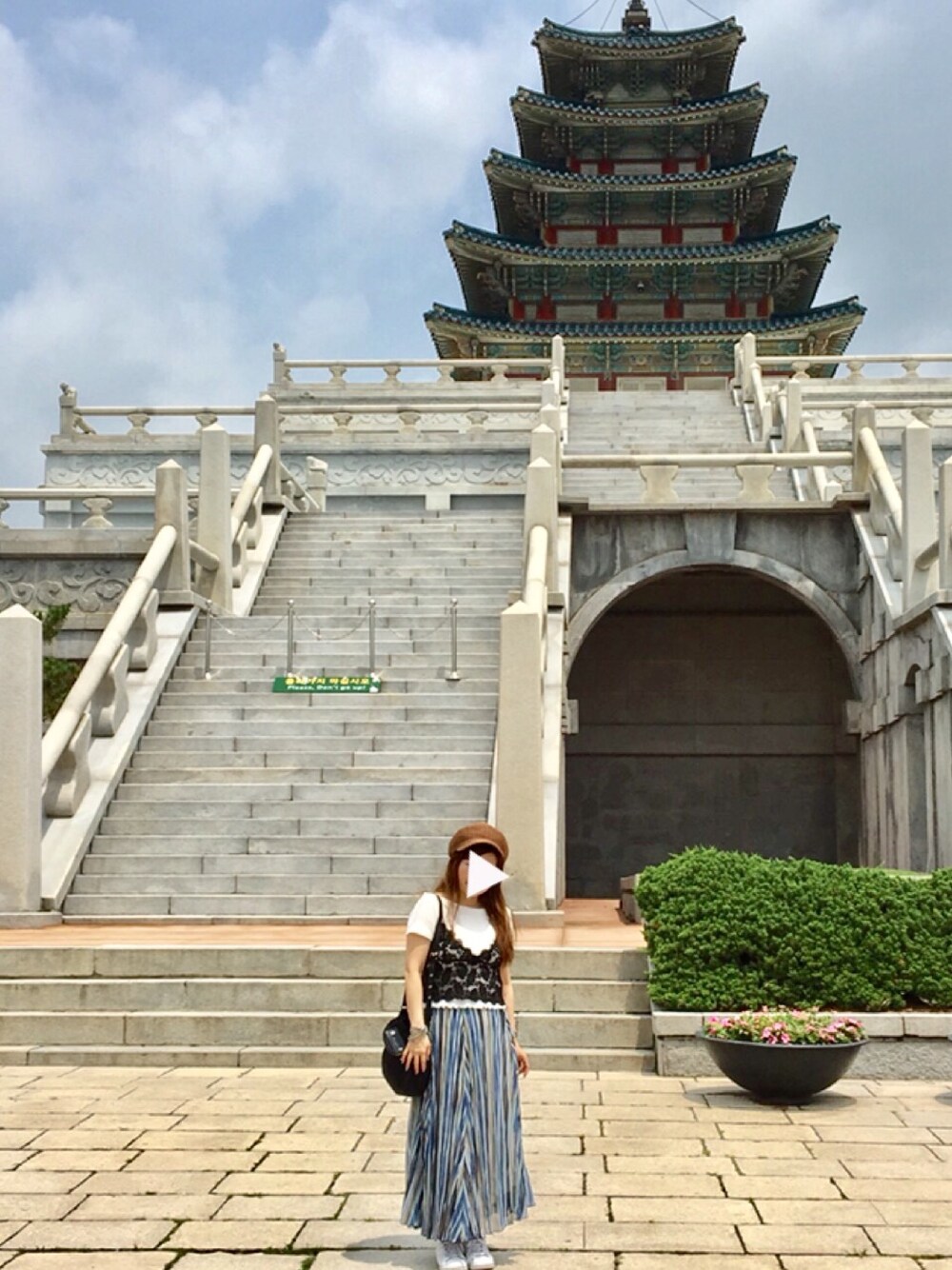 「夏コーデ、韓国旅行、旅行、旅行コーデ、休日スタイル、Ungrid、ストライプ、レースキャミソール、スニーカー、神フェス11夏の短パン祭告知」｜「Ungridのコードレースショートキャミ（キャミソール、ブラック系）」を使った、kaorin☆さん（レディース・156cm）の夏コーディネートの1枚目の写真
