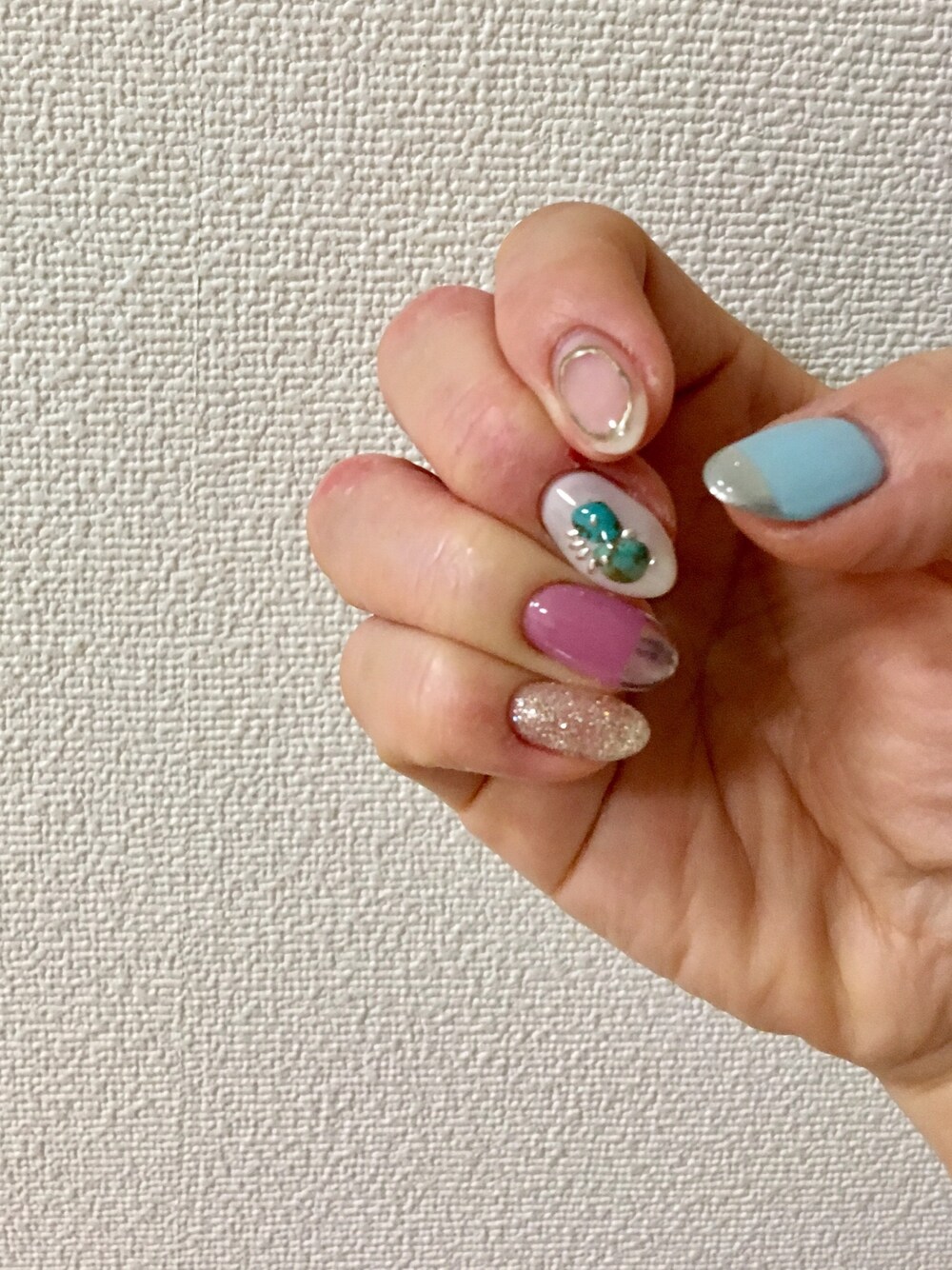 「ジェルネイル、ネイル、ネイルアート、ミラーネイル、ミラーフレンチ、お洒落さんとつながりたい、夏コーデ、夏、カジュアル、夏ネイル」｜「Ungridのアクリルワイドバングル（バングル/リストバンド、ブラウン系）」を使った、kaorin☆さん（レディース・156cm）の夏コーディネートの1枚目の写真