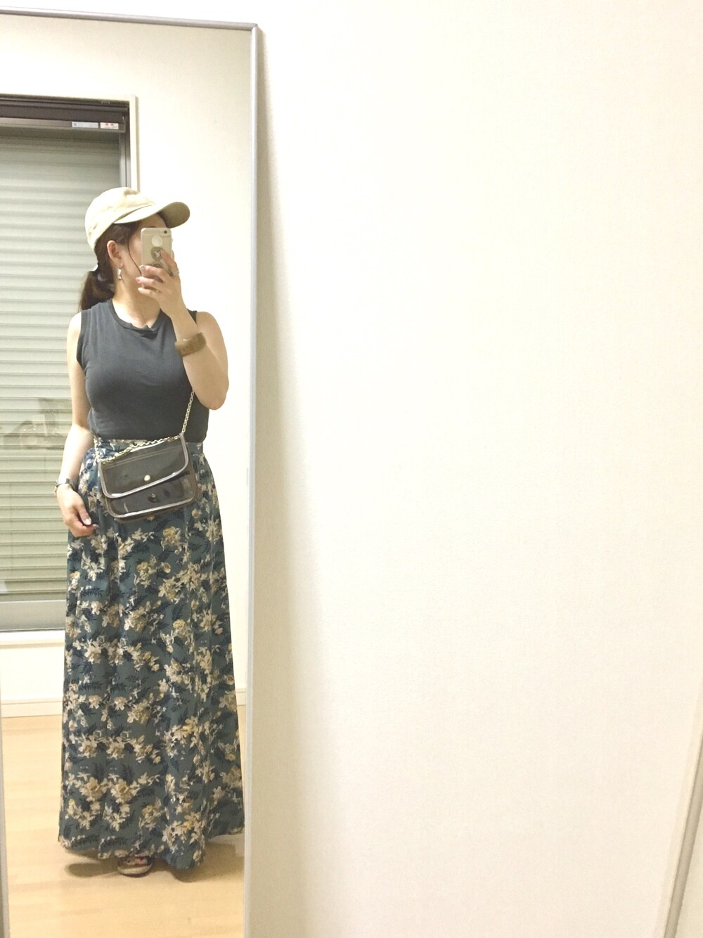 「夏セールで買いました、Ungrid、ungridコーデ、夏コーデ、ボタニカル柄、スカート、キャップ、キャップ女子、テバ、PVC」｜「Ungridのリネン混ロゴCAP（キャップ、ベージュ系）」を使った、kaorin☆さん（レディース・156cm）の夏コーディネートの1枚目の写真