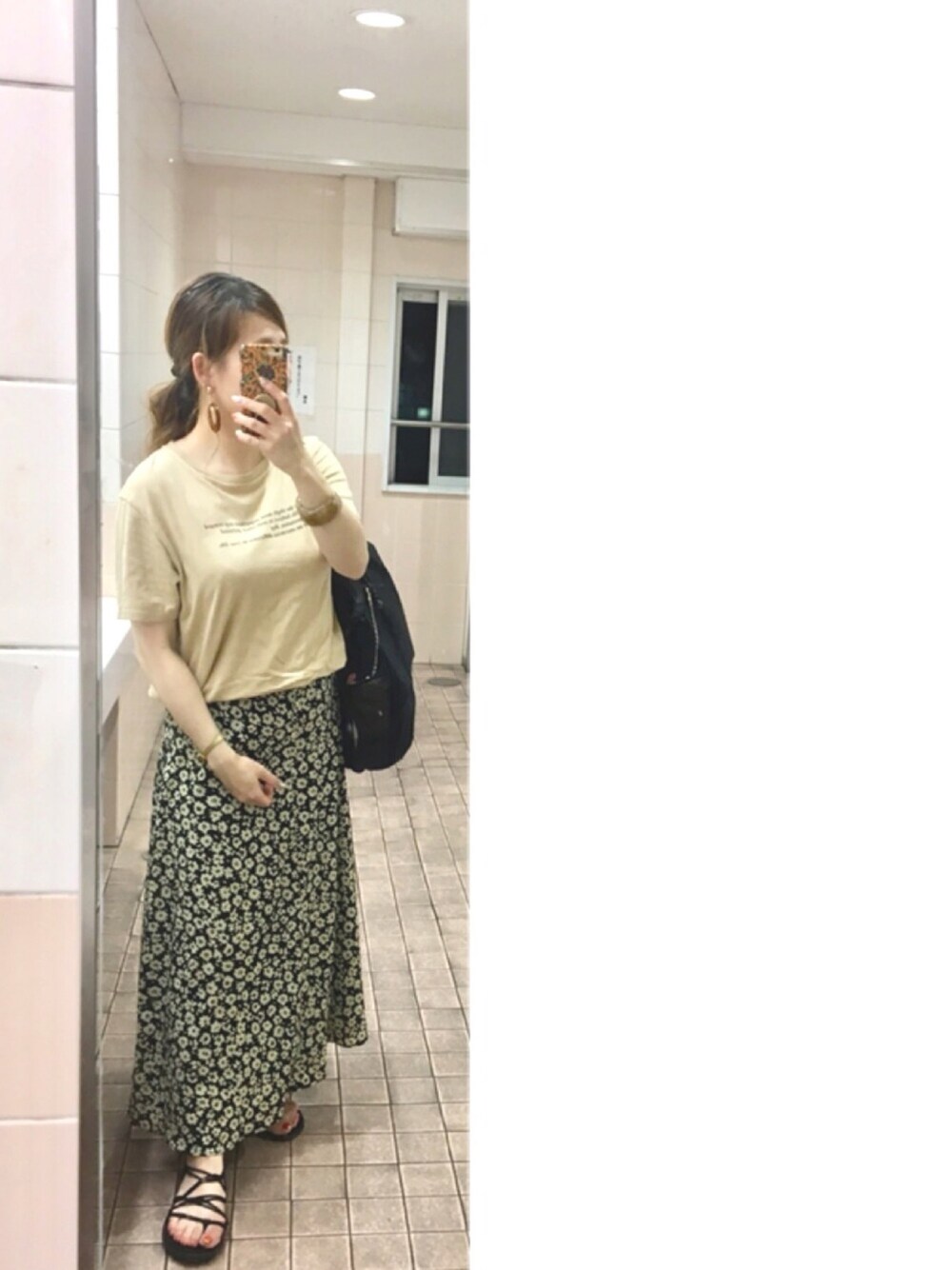 「夏だ！Tシャツ着よう！、夏コーデ、グラフィックＴ、フォトT、大人カジュアル、ベージュコーデ、梅雨コーデ、Ungrid、teva、ローリーズファーム(LOWRYS FARM)」｜「UngridのバックフォトプリントTee（Tシャツ/カットソー、ホワイト系）」を使った、kaorin☆さん（レディース・155cm）の夏コーディネートの1枚目の写真