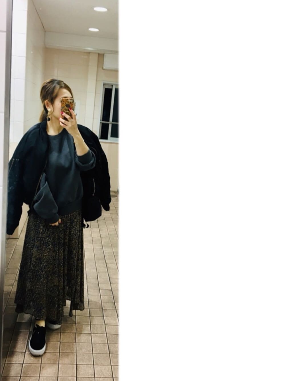 「冬コーデ、オーバーサイズ、いいね、save、フォローお願いします🤑、レオパード、MA-1、スウェット、ロゴスウェット、Ungrid、outfit、アシメ」｜「Ungridのバックロゴプリントスウェット（スウェット、グレー系）」を使った、kaorin☆さん（レディース・156cm）の秋コーディネートの1枚目の写真