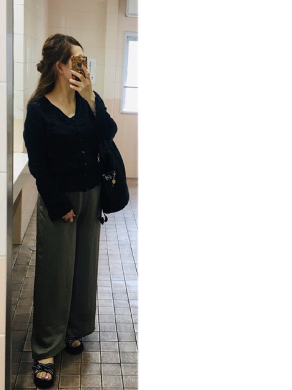 「パンツスタイル、おしゃれさんと繋がりたい、ラクチンコーデ、低身長コーデ、サテンパンツ、楊柳、ブラウス、アングリッド、カーキ×黒、レース」｜「Ungridのコットンレースブラウス（シャツ/ブラウス、ブラック系）」を使った、kaorin☆さん（レディース・156cm）の夏コーディネートの1枚目の写真