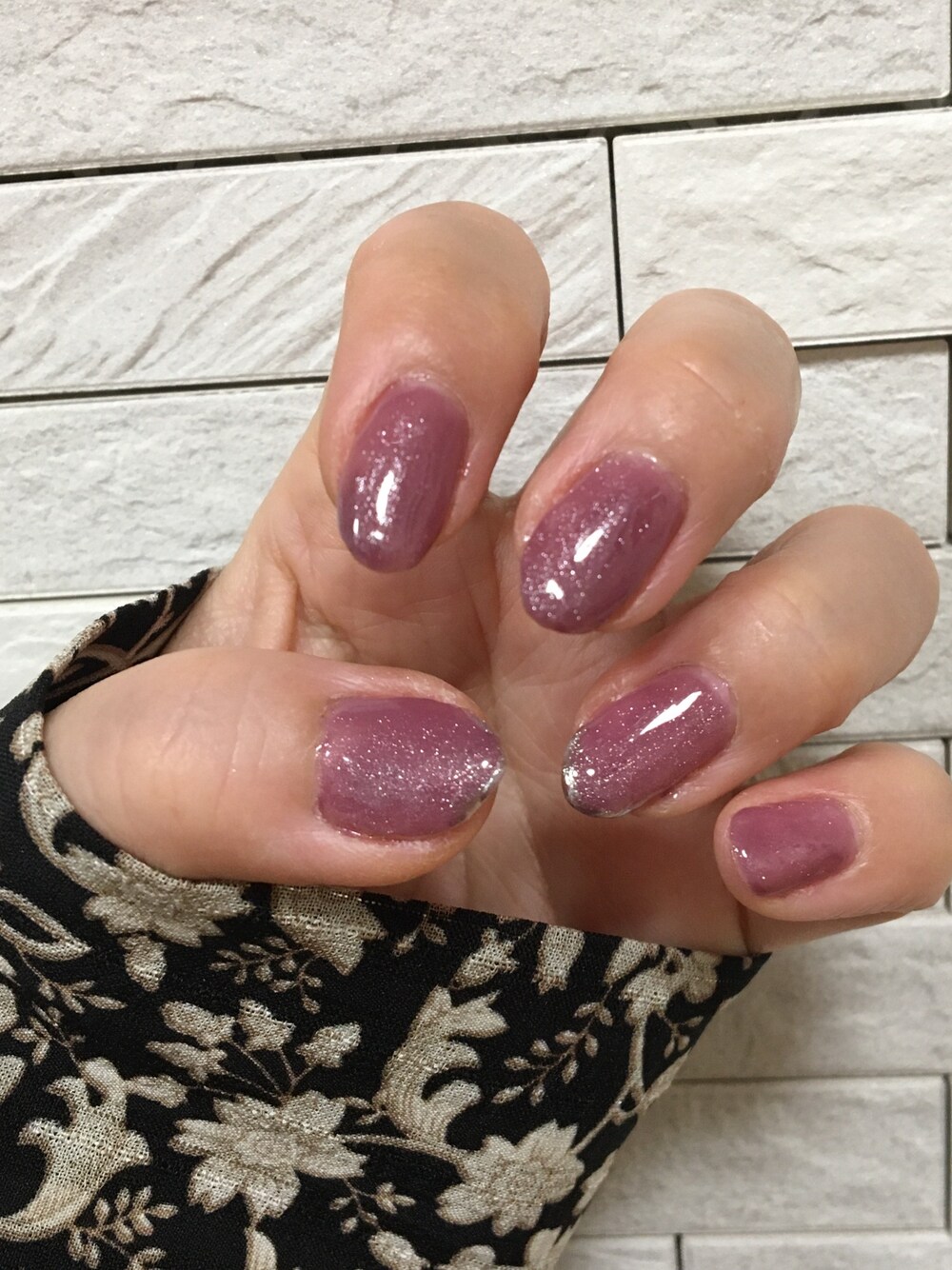 ブラック系のシャツ/ブラウスを着用したレディースの秋コーディネートの1枚目の写真