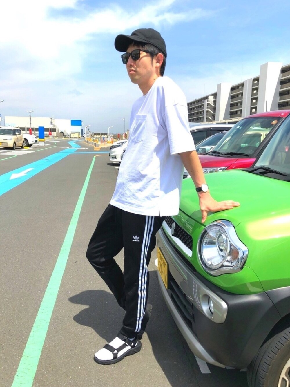 「トラックパンツ、アディダス、シンプル、春コーデ」｜「GUのアイテム（Tシャツ/カットソー、ホワイト系）」を使った、龍隼さん（メンズ・183cm）の春コーディネートの1枚目の写真