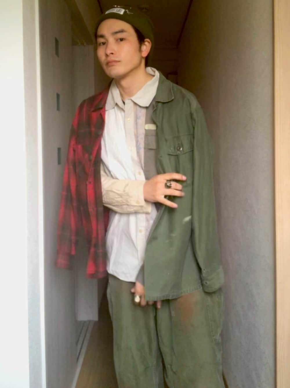 ホワイト系のシャツ/ブラウス、レッド系のシャツ/ブラウス、グリーン系のその他を着用したメンズの春コーディネートの1枚目の写真