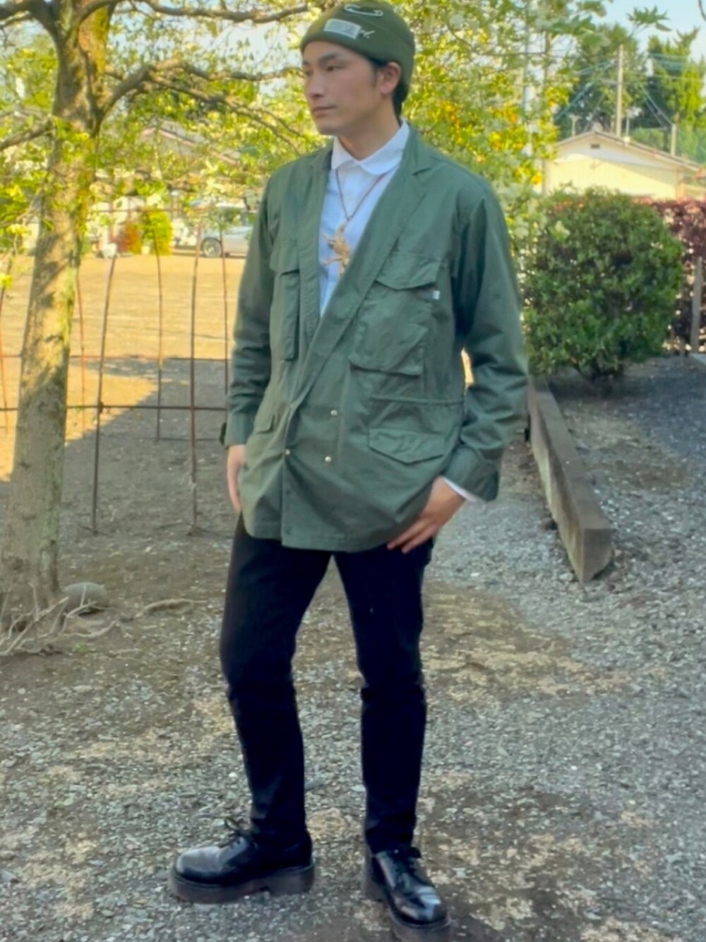 グリーン系のミリタリージャケット、ブラック系のデニムパンツ、ブラック系のその他シューズを着用したメンズの春コーディネートの1枚目の写真