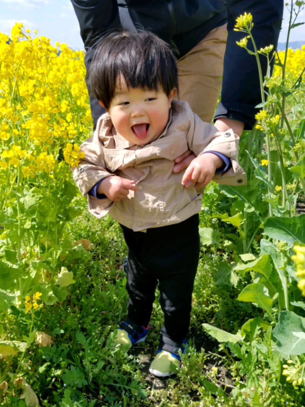 「ゆづぽん、ブランド名忘れちゃった、おでかけコーデ、男の子コーデ、トレンチジャケット、80cm」｜「ZOZOのアイテム（チノパンツ、ブラック系）」を使った、ゆづぽん。さん（キッズ・80cm）の夏コーディネートの1枚目の写真