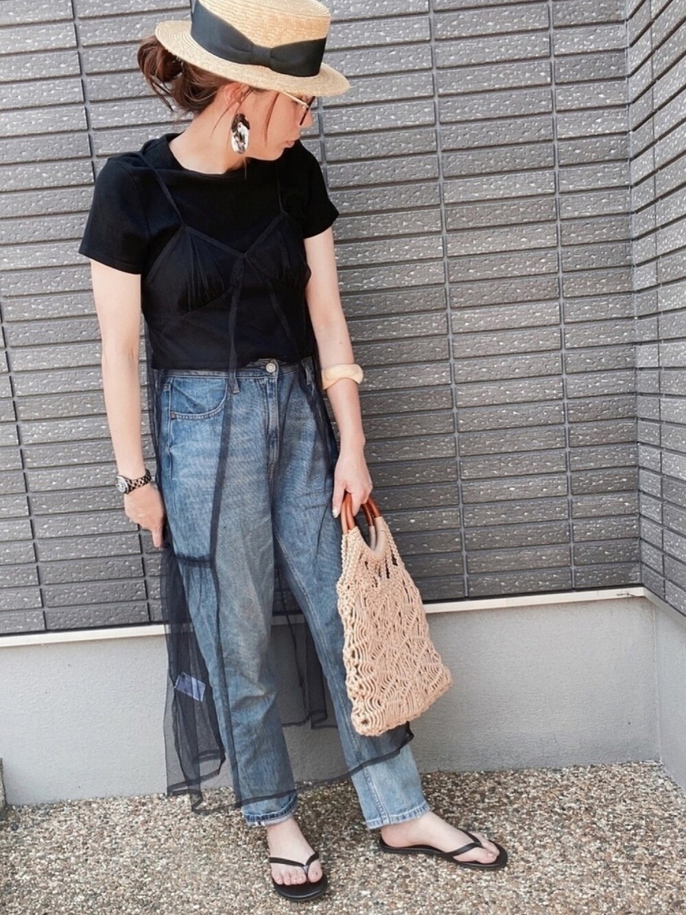 ブラック系のTシャツ/カットソー、ブラック系のワンピース/ドレス、ブルー系のデニムパンツを着用したレディースの夏コーディネートの1枚目の写真