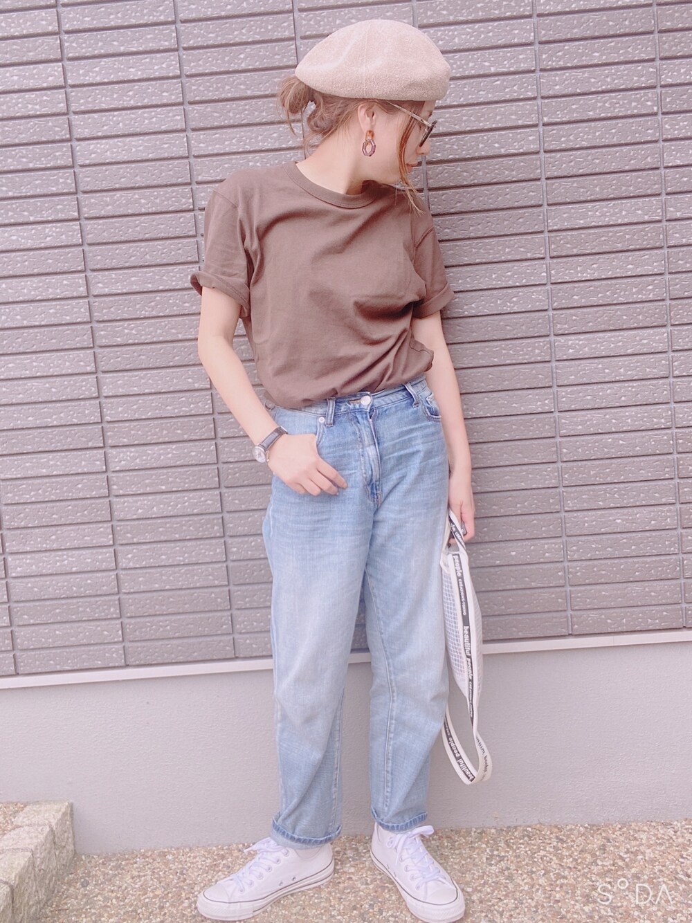 「今日のコーデ、夏コーデ、Tシャツ×デニム、ブラウン、ビューティフルピープル、コンバース、ベレー帽、ダテメガネ」｜「UNIQLOのクルーネックＴ（半袖）（Tシャツ/カットソー、ブラウン系）」を使った、coco☆2009さん（レディース・157cm）の夏コーディネートの1枚目の写真