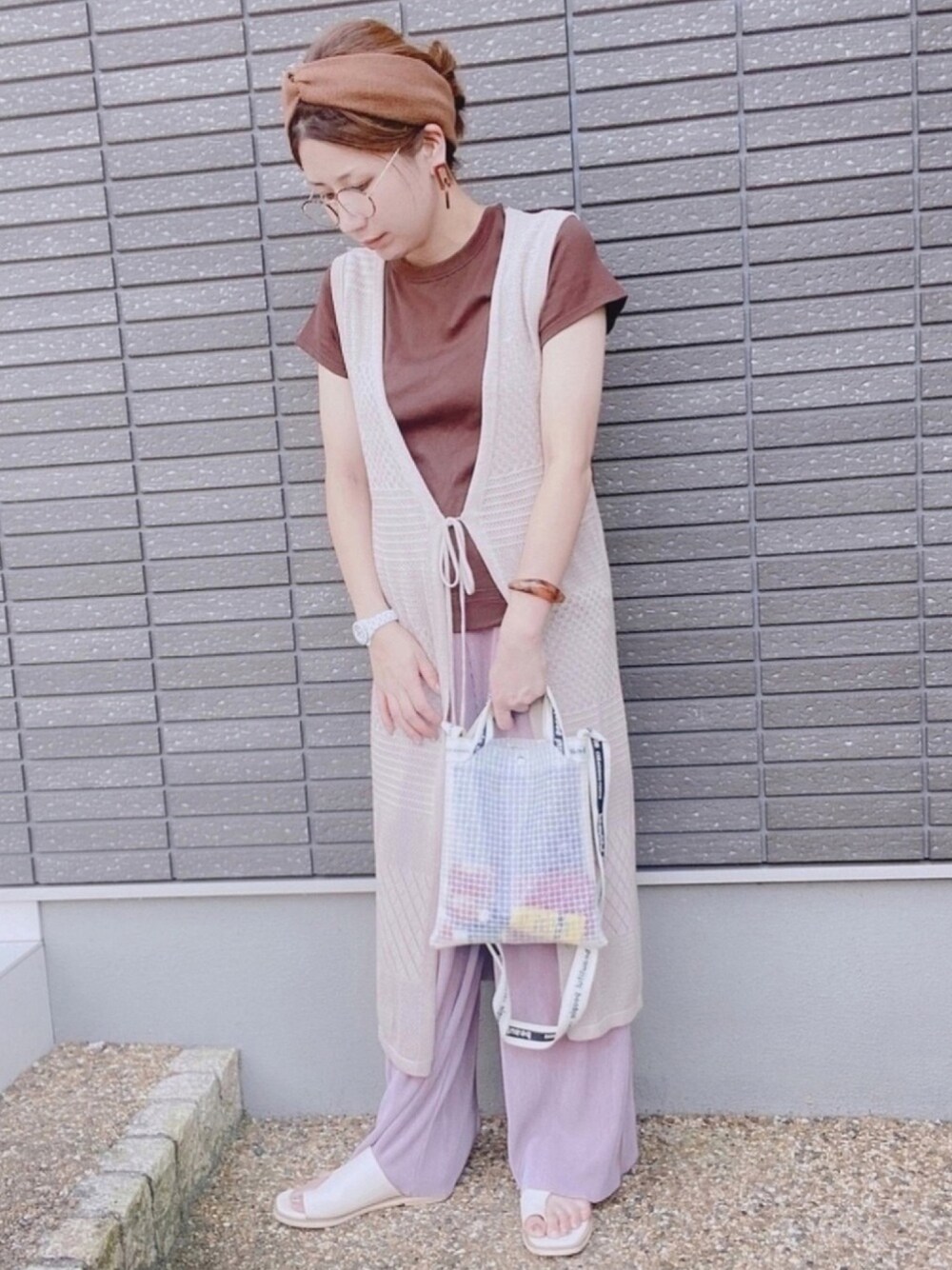 ブラウン系のTシャツ/カットソー、ベージュ系のワンピース、パープル系のその他パンツを着用したレディースの夏コーディネートの1枚目の写真