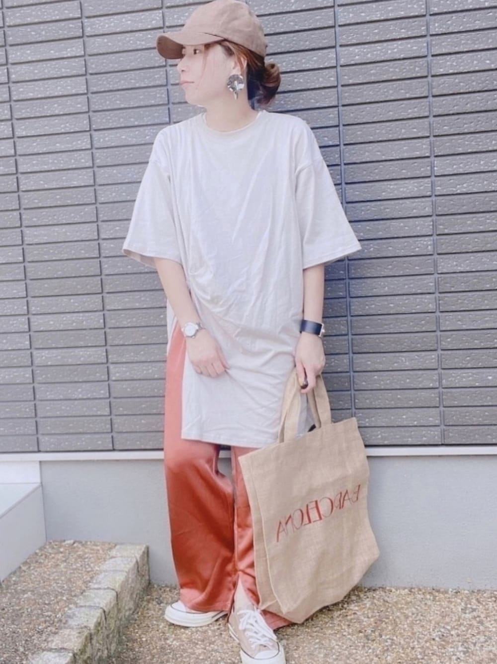 「今日のコーデ、夏コーデ、チュニック、サテンパンツ、トートバッグ、チャックテイラー、キャップ、おしゃれさんと繋がりたい」｜「しまむらのアイテム（チュニック、ベージュ系）」を使った、coco☆2009さん（レディース・157cm）の夏コーディネートの1枚目の写真
