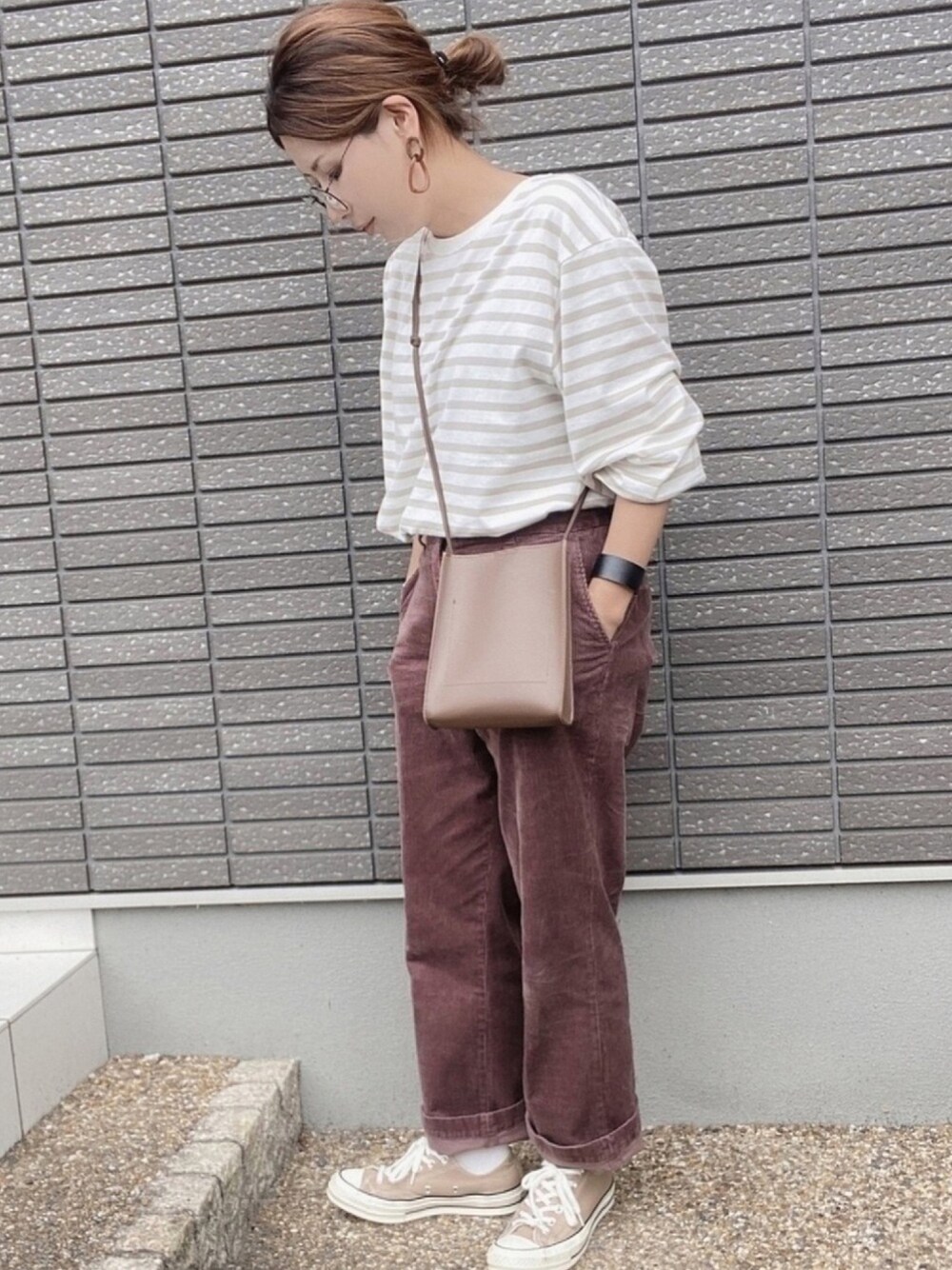 「今日のコーデ、秋のコーデ、コーデュロイ、ボーダー、ブラウンコーデ、ショルダーバッグ、コンバース、シンプルコーデ、おしゃれさんと繋がりたい、仕事着」｜「GLOBAL WORKのオーガニック袖フワロンＴ/892017（Tシャツ/カットソー、ベージュ系）」を使った、coco☆2009さん（レディース・157cm）の秋コーディネートの1枚目の写真