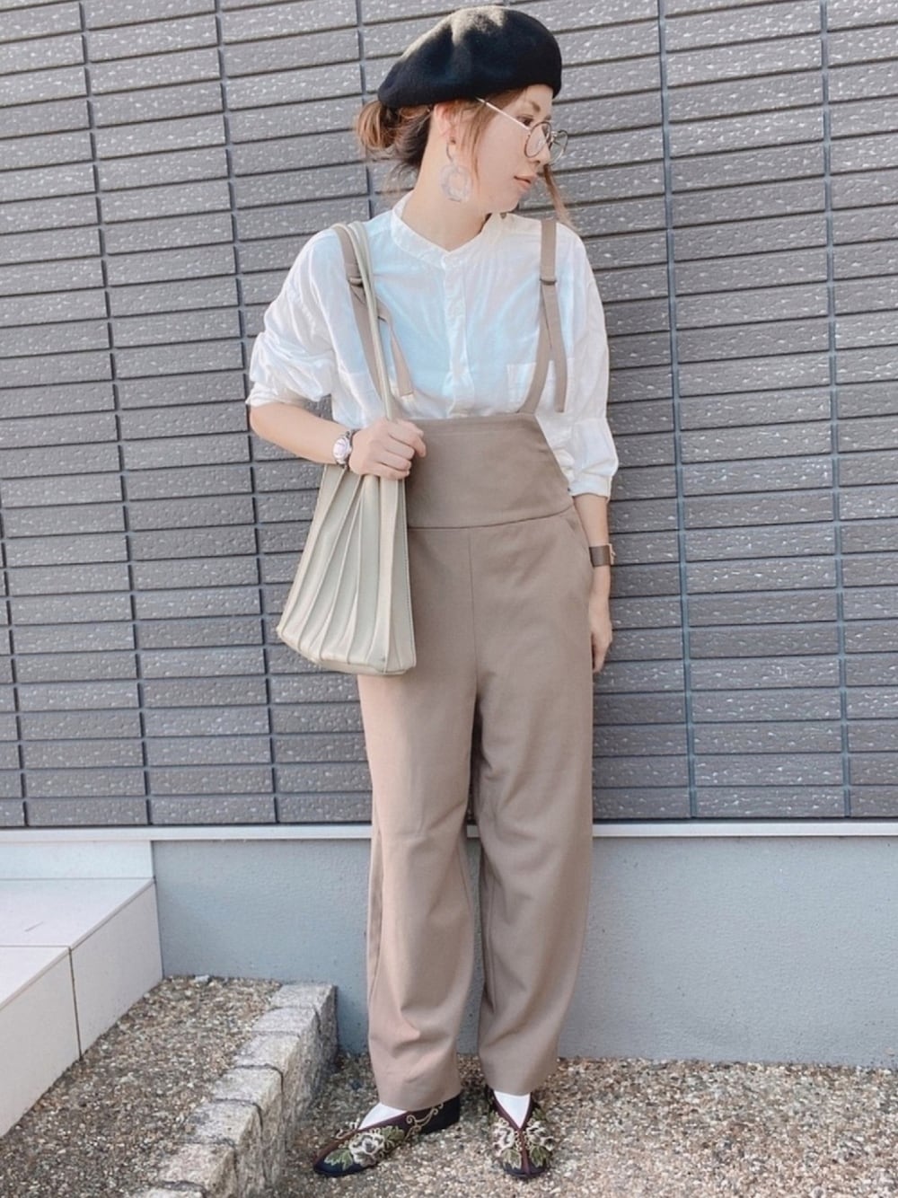 「今日のコーデ、秋のコーデ、サロペット、シャツスタイル、プリーツバッグ、チャイナシューズ、シンフルコーデ、休日コーデ、おしゃれさんと繋がりたい」｜「LOWRYS FARMのバンドカラールーズシャツ　871172（シャツ/ブラウス、ホワイト系）」を使った、coco☆2009さん（レディース・157cm）の秋コーディネートの1枚目の写真