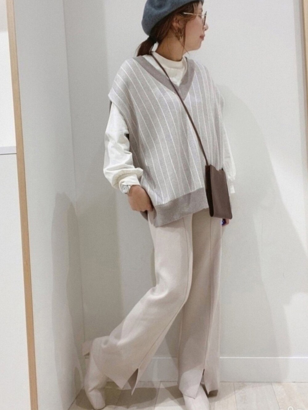 「今日のコーデ、秋コーデ、ニットベスト、ワントーンコーデ、ベレー帽、ショートブーツ、ショルダーバッグ、エルメス、HERMES、仕事着」｜「GLOBAL WORKのアソート柄ニットベスト/896611（ベスト、ベージュ系）」を使った、coco☆2009さん（レディース・157cm）の秋コーディネートの1枚目の写真
