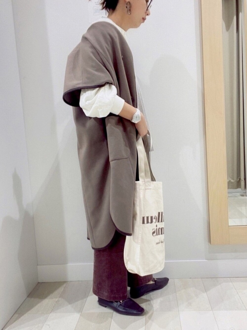 「今日のコーデ、昨日のコーデ、ベスト、パイピング、コーデュロイパンツ、ブラウス、ローファー、トートバッグ」｜「LOWRYS FARMのＴＲパイピングベスト　893428（その他アウター、ブラウン系）」を使った、coco☆2009さん（レディース・157cm）の秋コーディネートの1枚目の写真