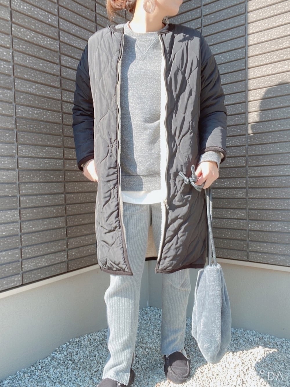 「今日のコーデ、昨日のコーデ、スウェット、ニットパンツ、リブパンツ、キルティングジャケット、ボアコート、ファーモカシン、ファーバッグ、3coins」｜「AMERICAN HOLICのリバーシブルキルティング2WAYコート（その他アウター、ブラック系）」を使った、coco☆2009さん（レディース・157cm）の秋コーディネートの1枚目の写真