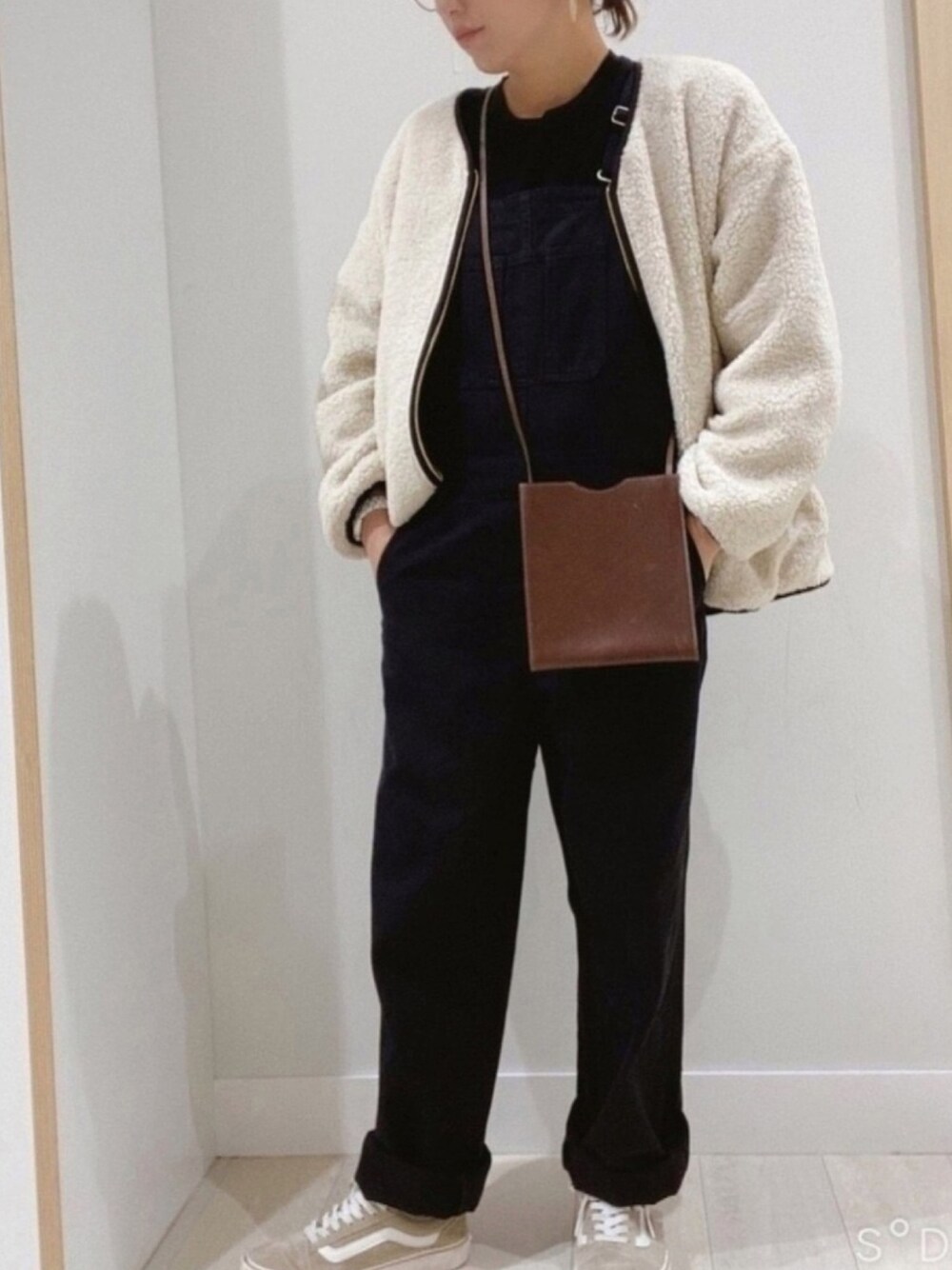 「今日のコーデ、冬コーデ、オーバーオール、ワントーンコーデ、ショルダーバッグ、エルメス、HERMES、VANS、オールドスクール、プチプラ」｜「GLOBAL WORKのリバーシブルボアブルゾン/895355（ブルゾン、ブラック系）」を使った、coco☆2009さん（レディース・157cm）の秋コーディネートの1枚目の写真