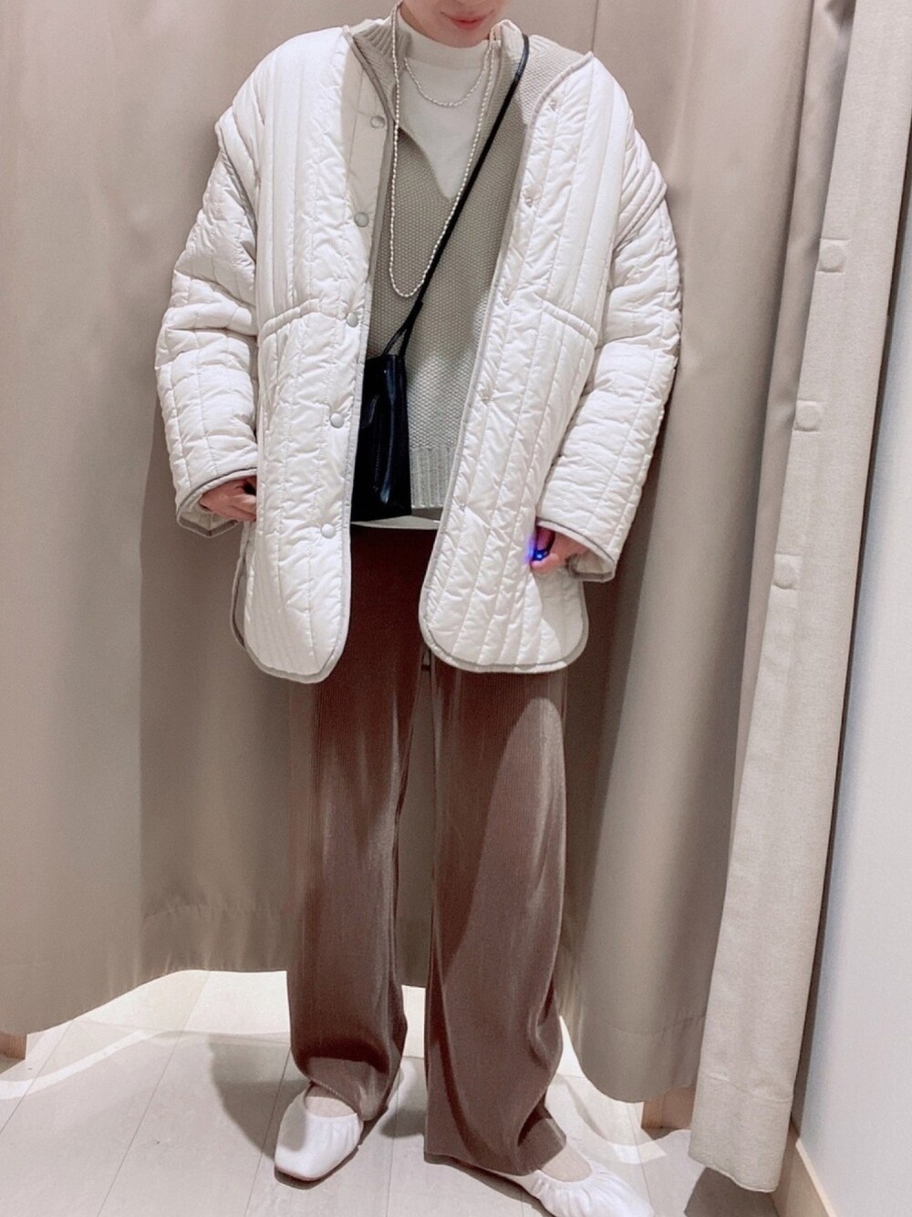 「シンプル、休日コーデ、おしゃれさんと繋がりたい、ラクチンコーデ、大人カジュアル、ラフコーデ、レイヤードスタイル、パンツスタイル、ショルダーバッグ」｜「DISCOATのタテキルト2WAYジャケット（その他アウター、ホワイト系）」を使った、coco☆2009さん（レディース・157cm）の冬コーディネートの1枚目の写真