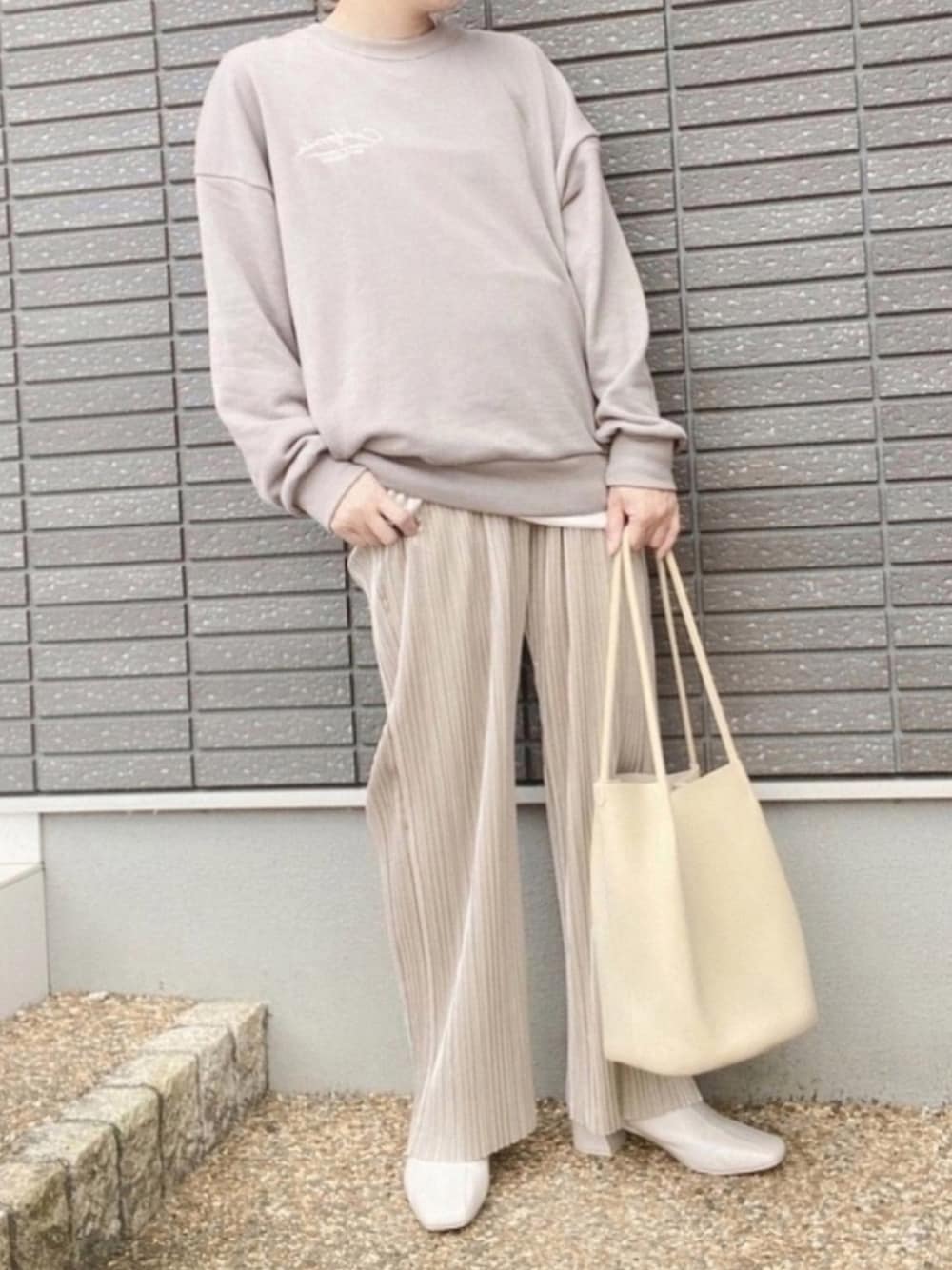 「今日のコーデ、秋コーデ、ワントーンコーデ、ロゴスウェット、ベロアパンツ、プリーツパンツ、秋のカフェオレコーデ、ショートブーツ、TODAYFUL、シンプルコーデ」｜「しまむらのアイテム（スウェット、グレー系）」を使った、coco☆2009さん（レディース・157cm）の秋コーディネートの1枚目の写真