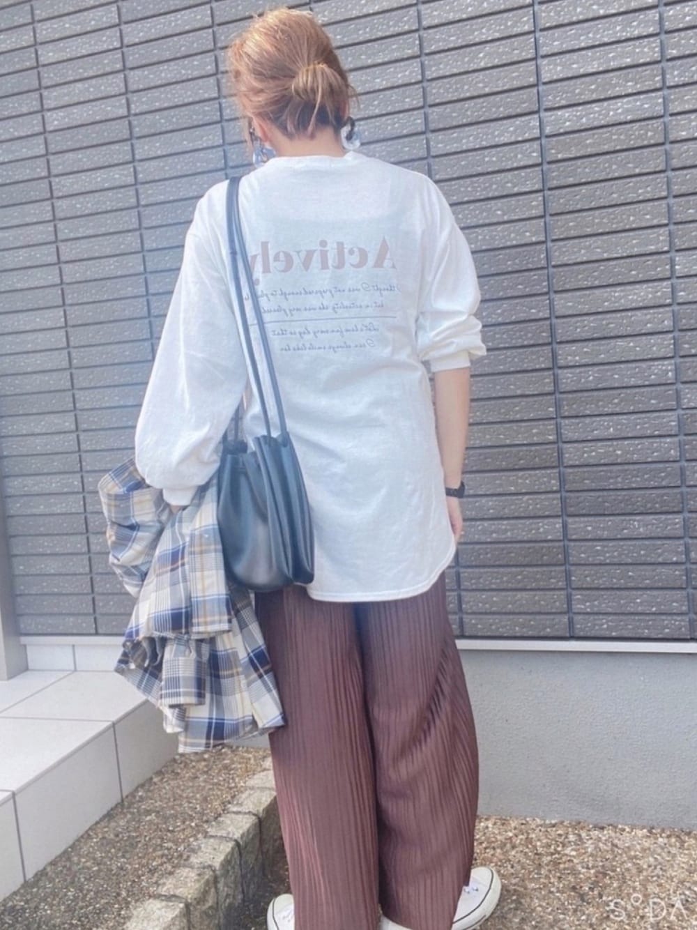 「今日のコーデ、夏コーデ、ロゴT、プリーツパンツ、しまむら、チェックシャツ、ショルダーバッグ、シンプルコーデ、おしゃれさんと繋がりたい、オーバーサイズ」｜「しまむらのアイテム（Tシャツ/カットソー、ホワイト系）」を使った、coco☆2009さん（レディース・157cm）の秋コーディネートの1枚目の写真