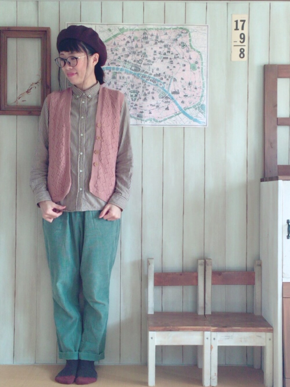 「カジュアル、休日スタイル、古着、古着MIX、ベレー帽、めがね、ベスト、WEAR昭和部」｜「earth music&ecologyのアイテム（ハンチング/ベレー帽、ブラウン系）」を使った、marimo++さん（レディース・156cm）の冬コーディネートの1枚目の写真