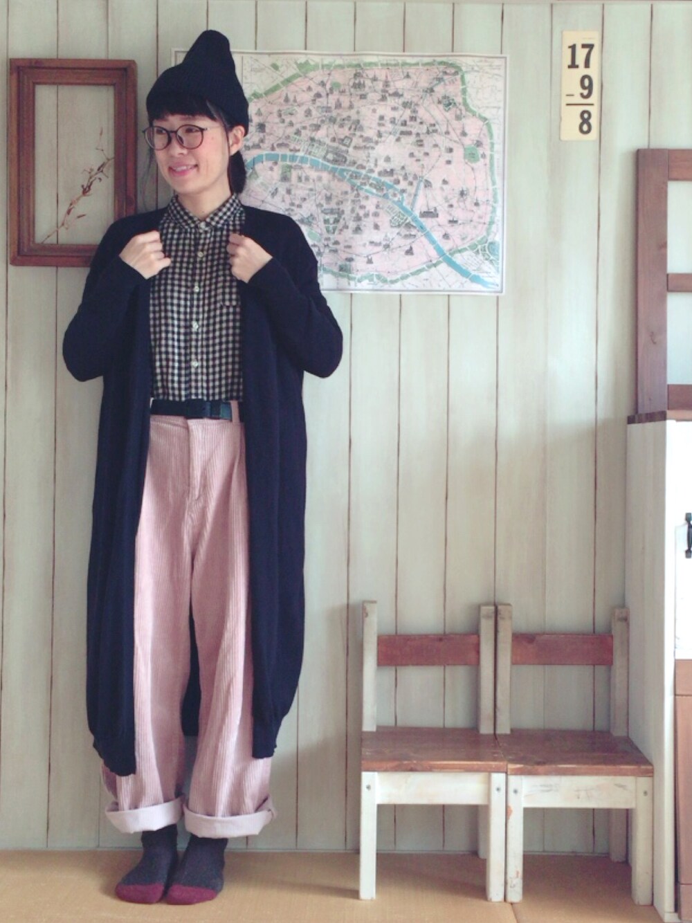 「休日スタイル、ママコーデ、カジュアル、オトナカジュアル、ゆるコーデ、ロングカーディガン、ニット帽、めがね、WEAR昭和部」｜「earth music&ecologyのアイテム（ニットキャップ/ビーニー、ブラック系）」を使った、marimo++さん（レディース・156cm）の冬コーディネートの1枚目の写真