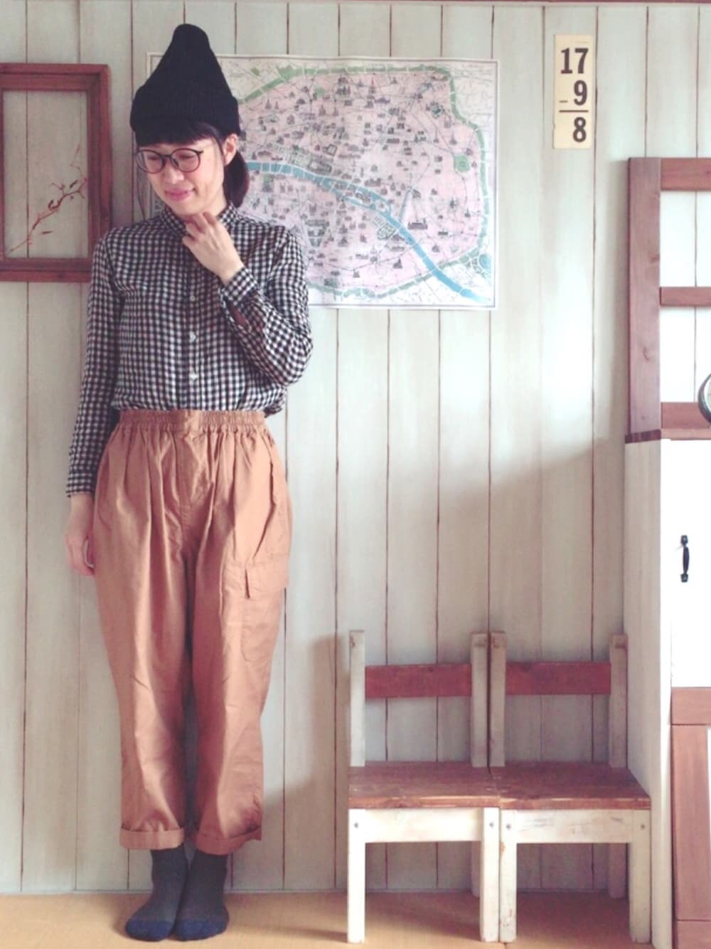 「カジュアルコーデ、はるコーデ、ママコーデ、ゆるコーデ、チェックシャツ、ゆるパンツ、ニット帽、めがね、WEAR昭和部」｜「earth music&ecologyのアイテム（ニットキャップ/ビーニー、ブラック系）」を使った、marimo++さん（レディース・156cm）の春コーディネートの1枚目の写真