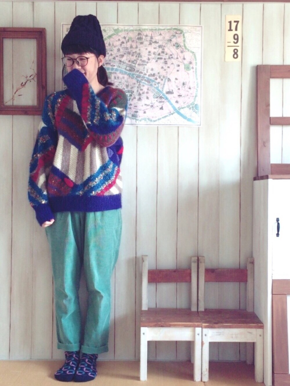 「古着、古着コーデ、カジュアル、古着ニット、ママコーデ、カラフルニット、ニット帽、めがね、WEAR昭和部」｜「niko and...のアイテム（ニットキャップ/ビーニー、ブルー系）」を使った、marimo++さん（レディース・156cm）の春コーディネートの1枚目の写真