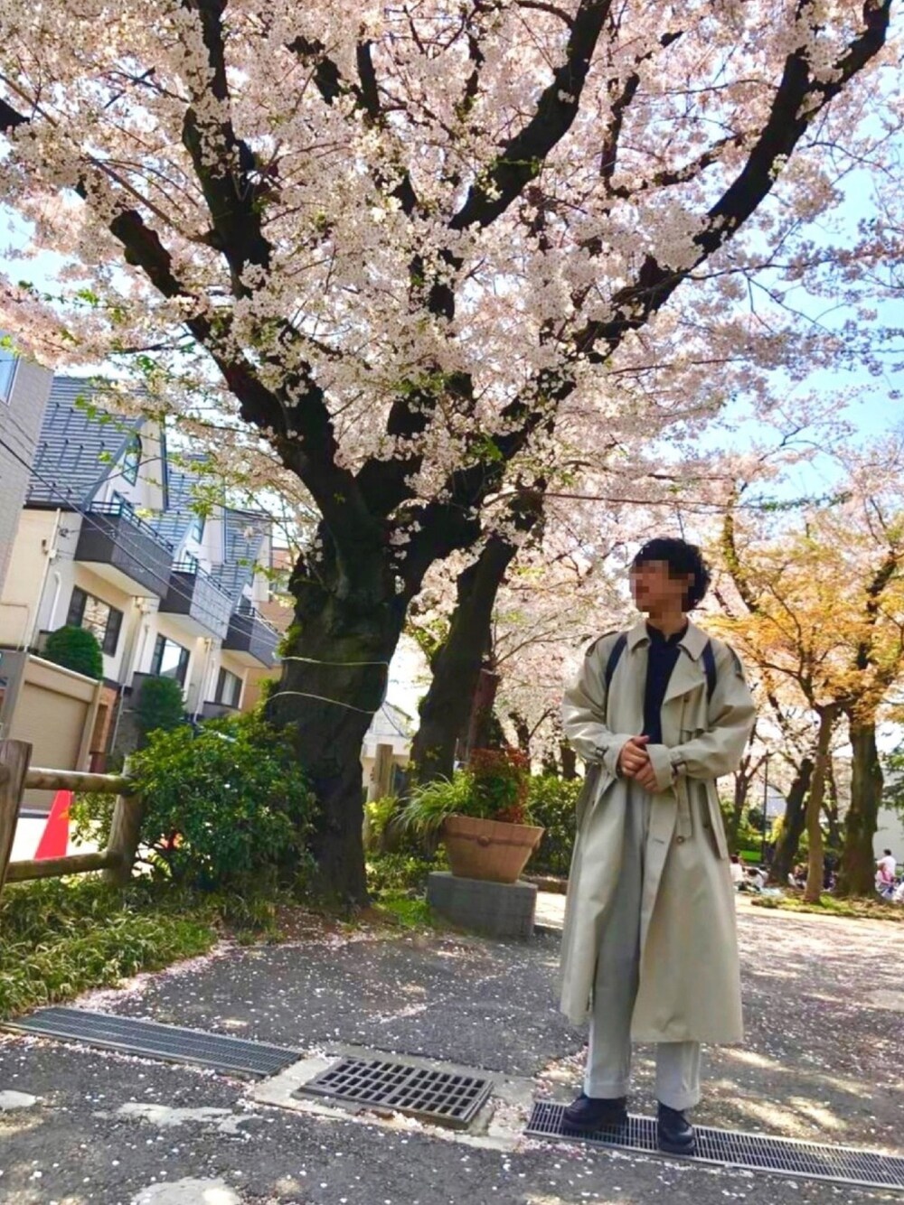 ベージュ系のトレンチコート、ブラック系のシャツ/ブラウス、グレー系のスラックスを着用したメンズの春コーディネートの1枚目の写真