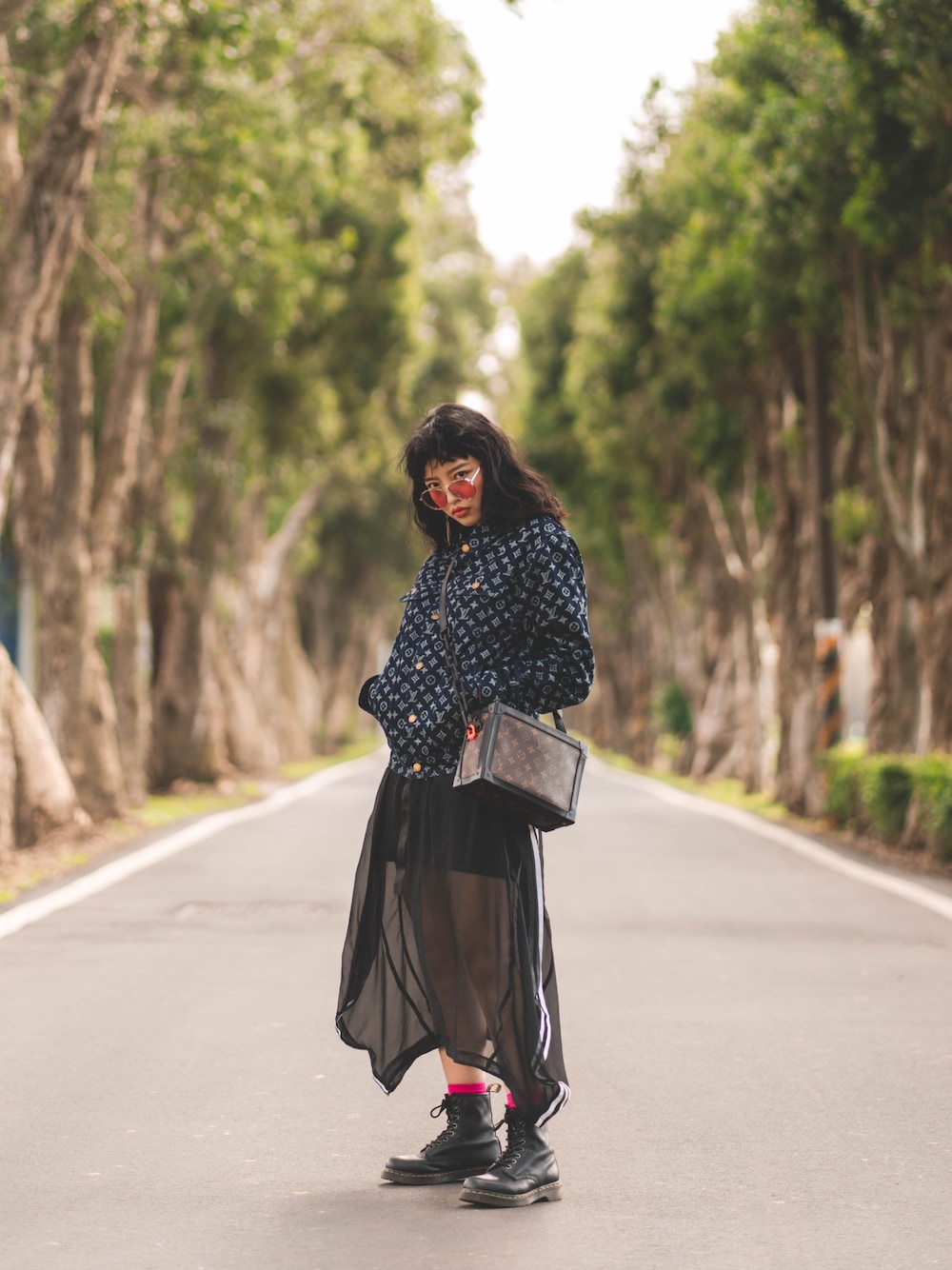 「LouisVuitton、Dr.Martens、adidas、adidas originals、streetstyle、街頭、Taiwan、TAIPEI、fashion」｜「LOUIS VUITTONのアイテム（デニムジャケット、ブルー系）」を使った、Riva Liuさん（レディース・168cm）の春コーディネートの1枚目の写真
