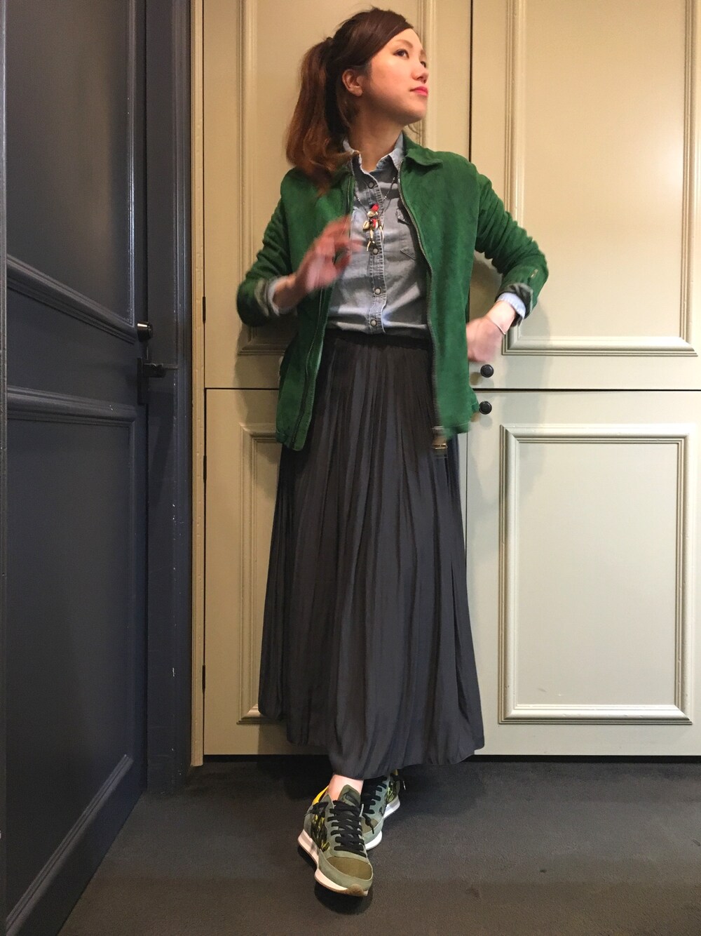 「RAWLIFE、キレイめ、大人カジュアル、春コーデ、スニーカー、レザージャケット、ダンガリーシャツ、シャツスタイル、ポニーテール」｜「GIORGIO BRATOのGIORGIO BRATO/ジョルジオ ブラット/シングルレザーブルゾン（ブルゾン、グリーン系）」を使った、ミサミサさん（レディース・160cm）の冬コーディネートの1枚目の写真