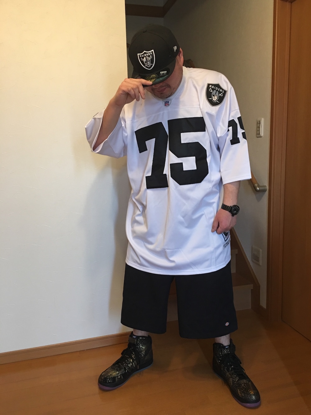「夏、ニューエラ、ミッチェル&ネス、NIKE、ネスタブランド、お洒落さんとつながりたい、ディッキーズ(Dickies)、黒白コーデ、オーバーサイズ、Ｂ－ｂｏｙ」｜「Mitchell&Nessのアイテム（その他トップス、ホワイト系）」を使った、AVALANCHEさん（メンズ・178cm）の冬コーディネートの1枚目の写真