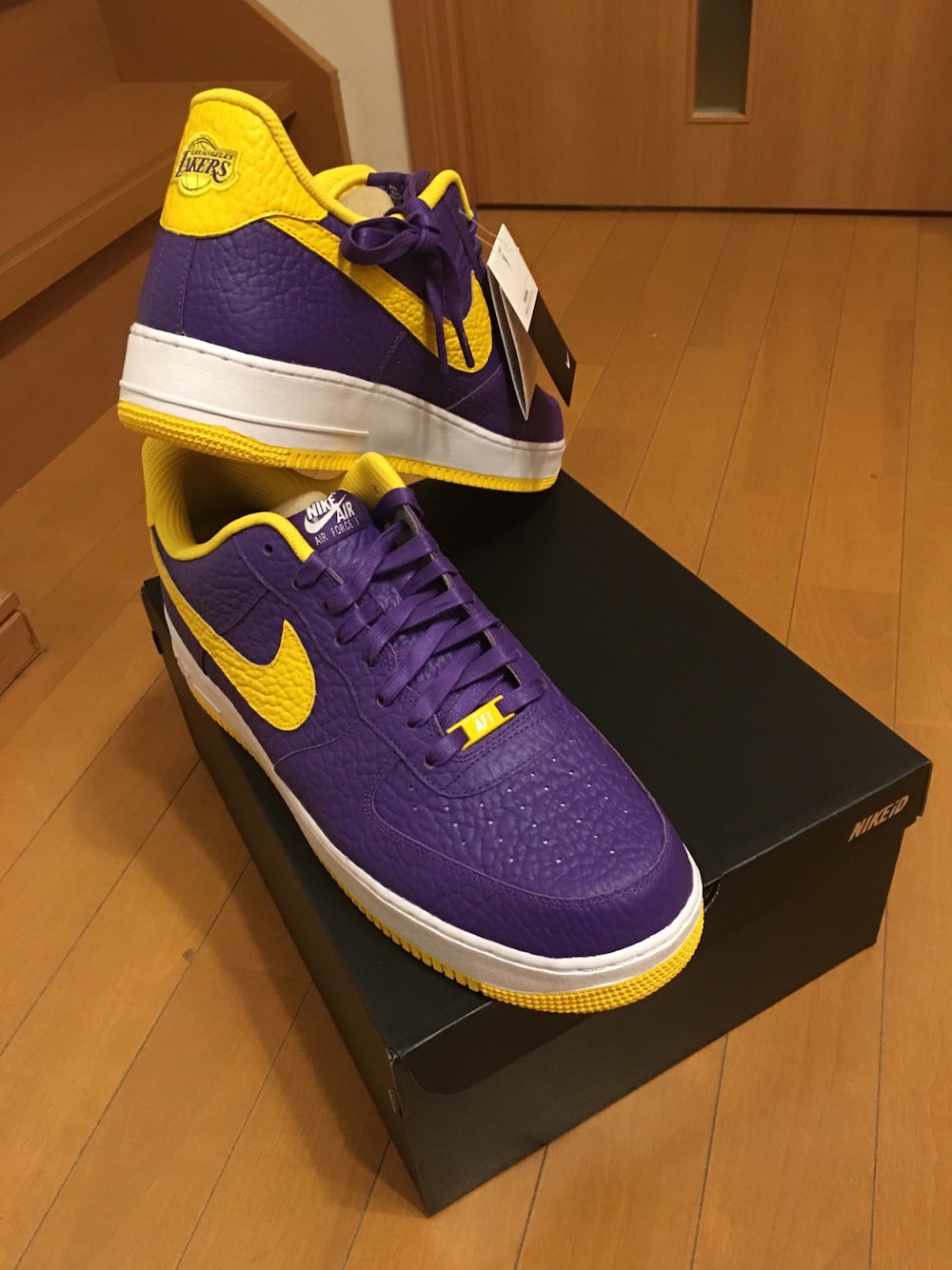 「スニーカー、NBA、レイカーズ、ヒップホップ、Ｂ－ｂｏｙ、おしゃれさんと繋がりたい、NIKE、NIKE AIR FORCE、NIKE ID、パープル&イエロー」｜「NIKE iD AF1 LOW LAレイカーズ モデルのアイテム（スニーカー、パープル系）」を使った、AVALANCHEさん（メンズ・178cm）の冬コーディネートの1枚目の写真