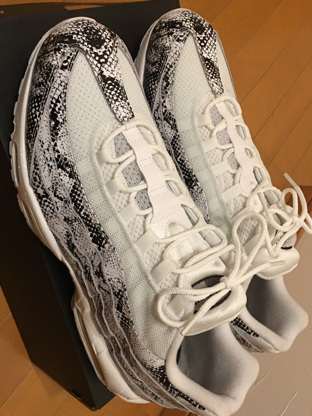 「NIKE、NIKE ID、NIKE AIR MAX」｜「NIKE iD エアマックス95のアイテム（スニーカー、ホワイト系）」を使った、AVALANCHEさん（メンズ・178cm）の冬コーディネートの1枚目の写真