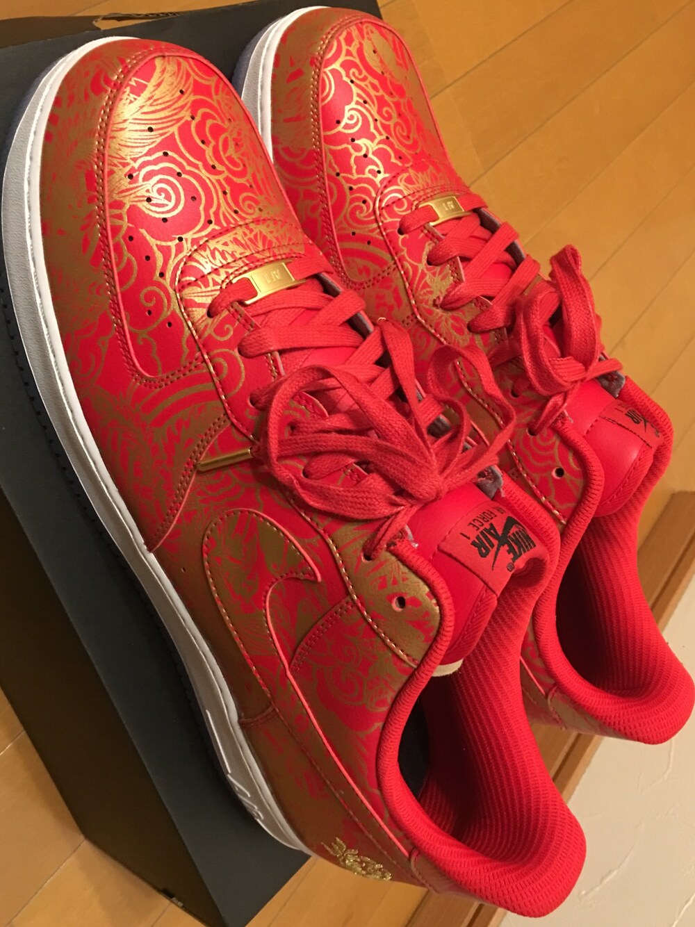 「NIKE、NIKE ID、NIKE AIR FORCE」｜「NIKE iD AF1 LOWのアイテム（スニーカー、レッド系）」を使った、AVALANCHEさん（メンズ・178cm）の冬コーディネートの1枚目の写真