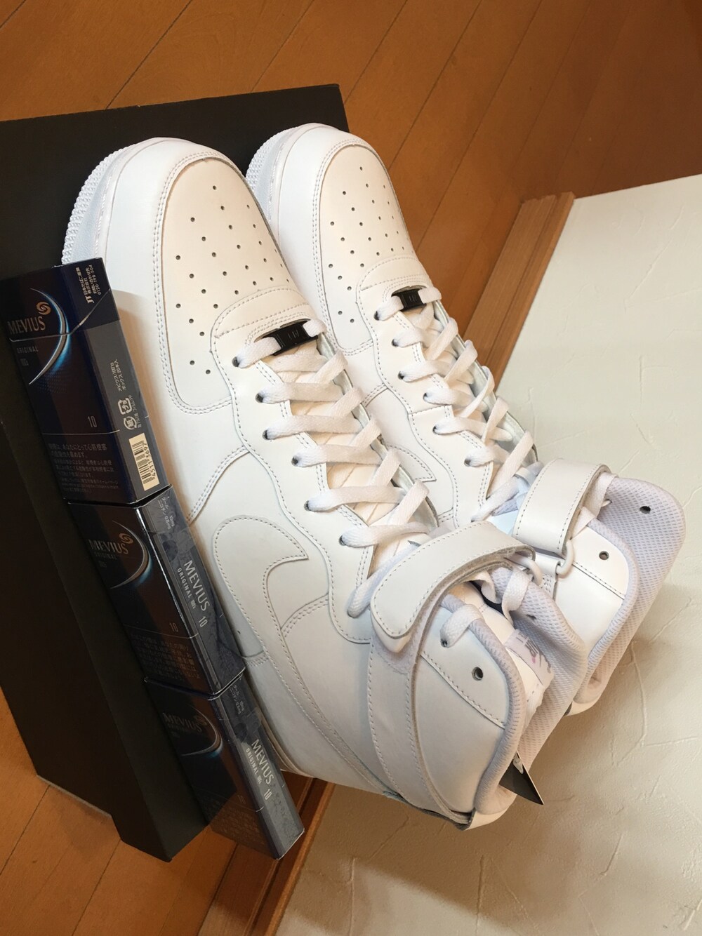 「お洒落さんとつながりたい、スニーカー、Ｂ－ｂｏｙ、ホワイトスニーカー、NIKE、NIKE ID、NIKE AIR FORCE、ビッグシューズ、サイズ比較」｜「NIKE iD   AF1 HIのアイテム（スニーカー、ホワイト系）」を使った、AVALANCHEさん（メンズ・178cm）の冬コーディネートの1枚目の写真