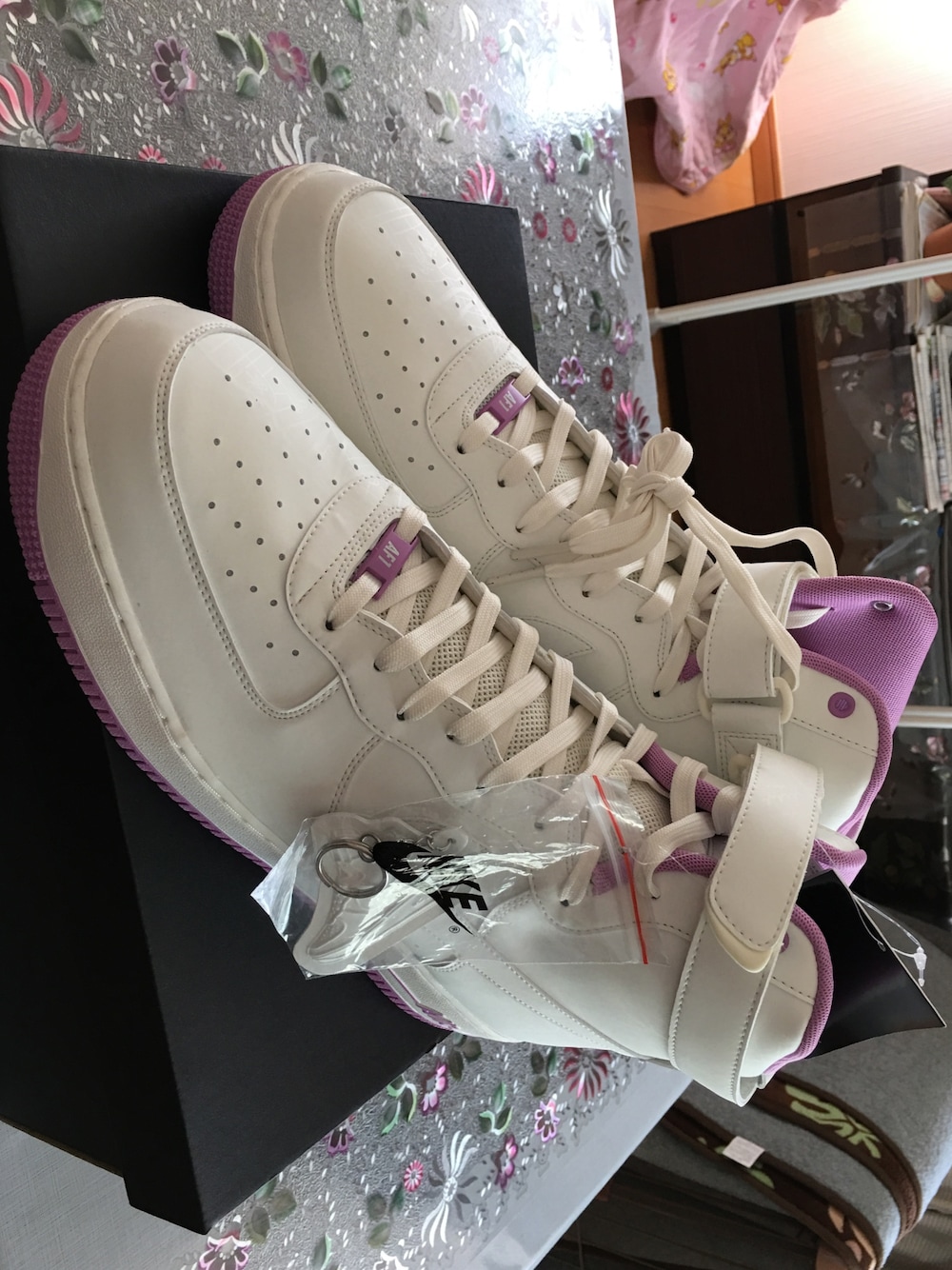 「NIKE AIR FORCE、NIKE ID、ホワイト、パープル」｜「NIKE iDのアイテム（スニーカー、ホワイト系）」を使った、AVALANCHEさん（メンズ・178cm）の夏コーディネートの1枚目の写真