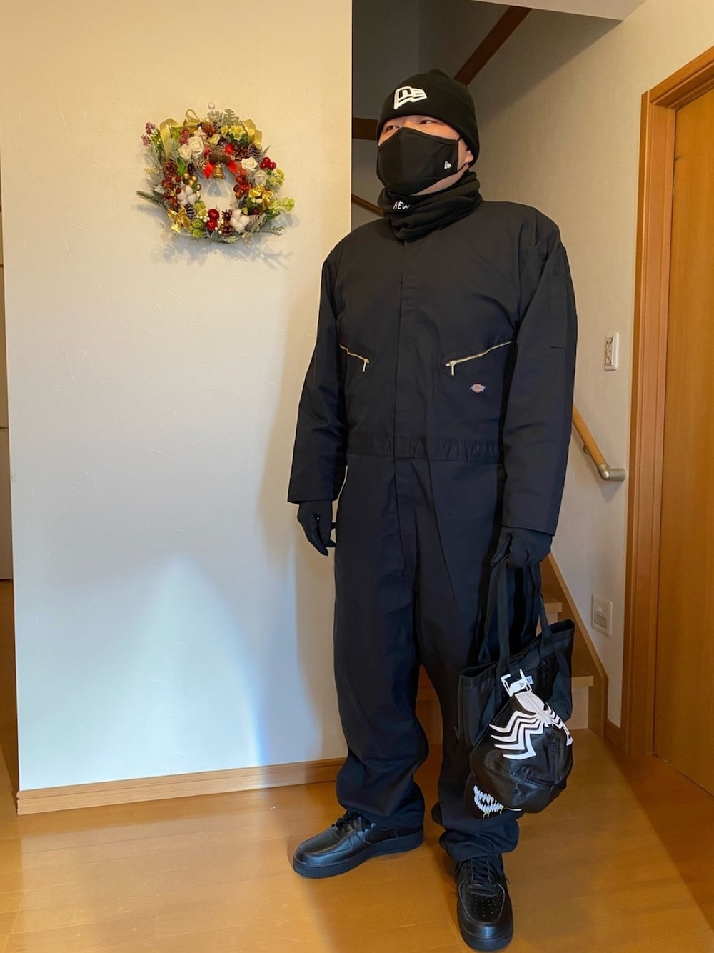 「冬コーデ、ブラックコーデ、Ｂ－ｂｏｙ、NIKE、ニューエラ、ディッキーズ(Dickies)」｜「NEW ERAのアイテム（ネックウォーマー/スヌード、ブラック系）」を使った、AVALANCHEさん（メンズ・178cm）の冬コーディネートの1枚目の写真