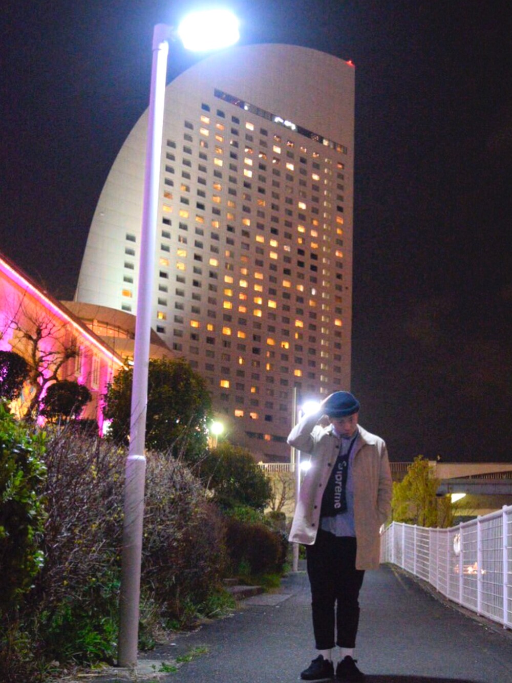 「横浜、みなとみらい」｜「ルールズのアイテム（ニットキャップ/ビーニー、ブラック系）」を使った、Koubo Nagitoさん（メンズ・170cm）の春コーディネートの1枚目の写真