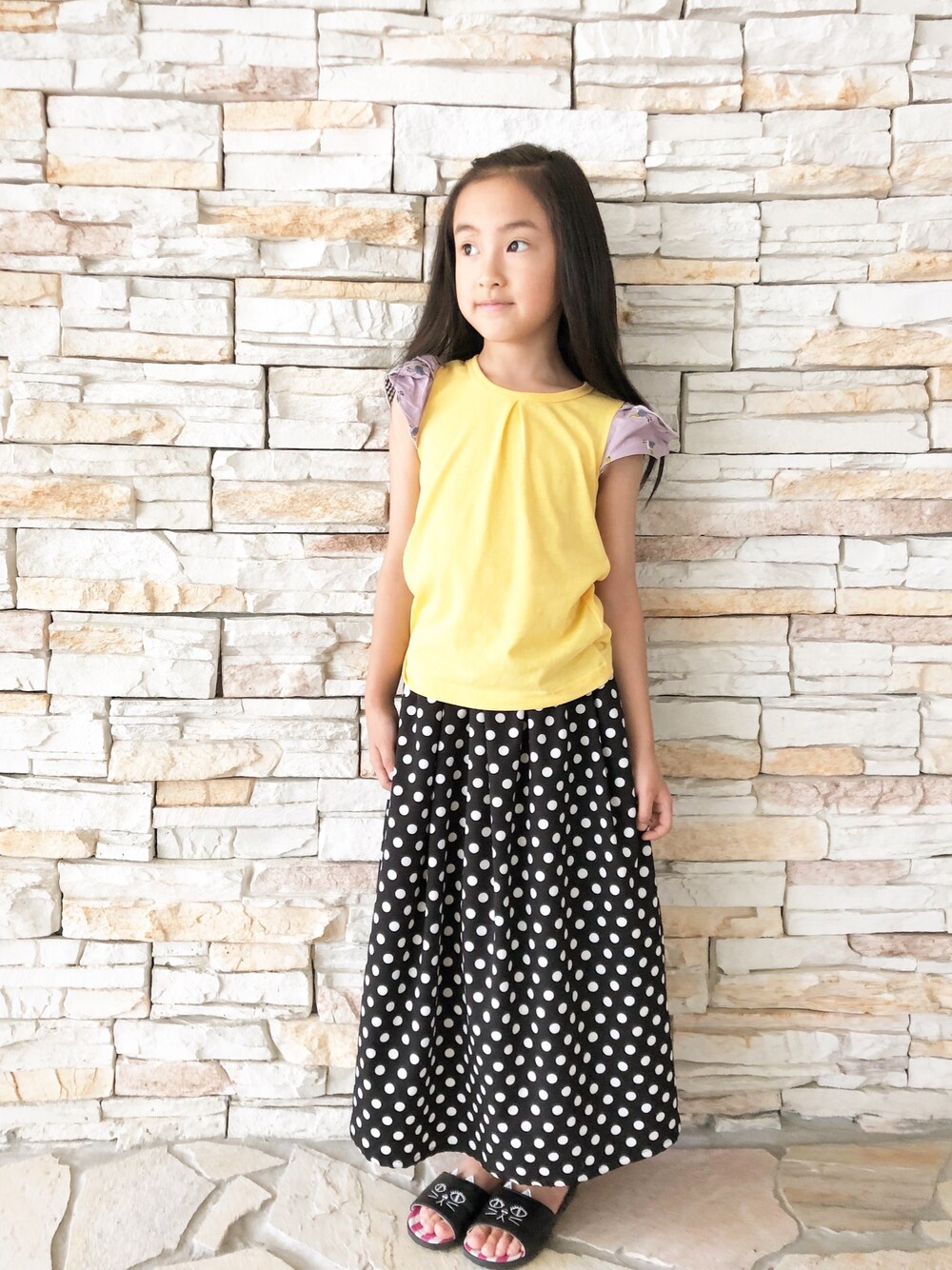 「Tシャツ、女の子、女の子コーデ、ネコ、ユニカ」｜「unicaのアイテム（Tシャツ/カットソー、イエロー系）」を使った、Hiroko Nishimuraさん（キッズ・120cm）の夏コーディネートの1枚目の写真