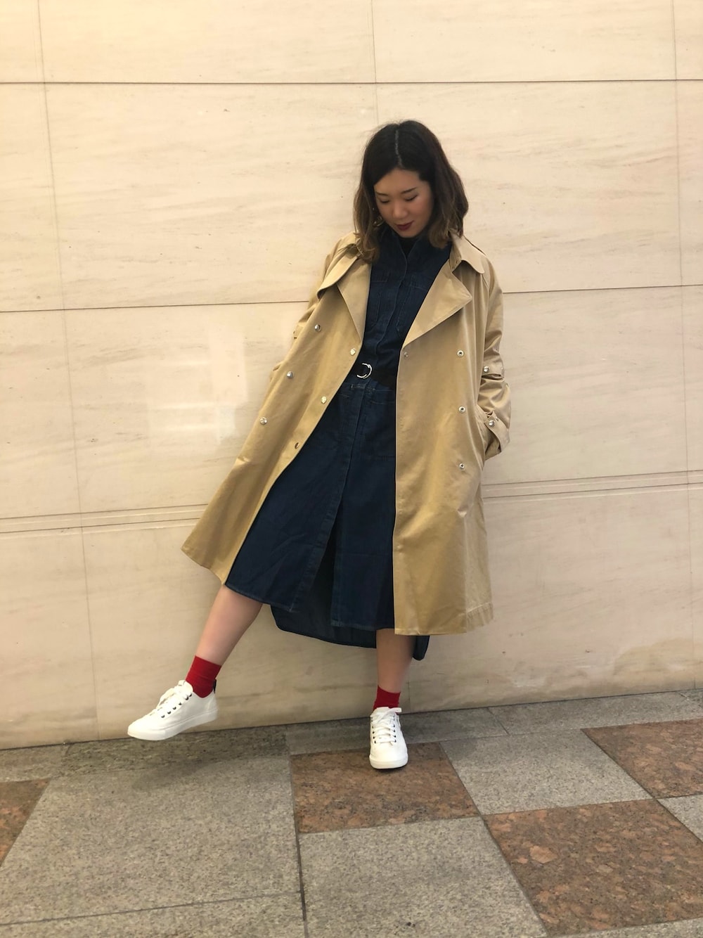 「Diesel、カジュアルコーデ、レイヤードスタイル、春アウター、スニーカー」｜「DIESELのレディース　美シルエット トレンチコート（トレンチコート、ベージュ系）」を使った、たかいことみさん（レディース・163cm）の冬コーディネートの1枚目の写真