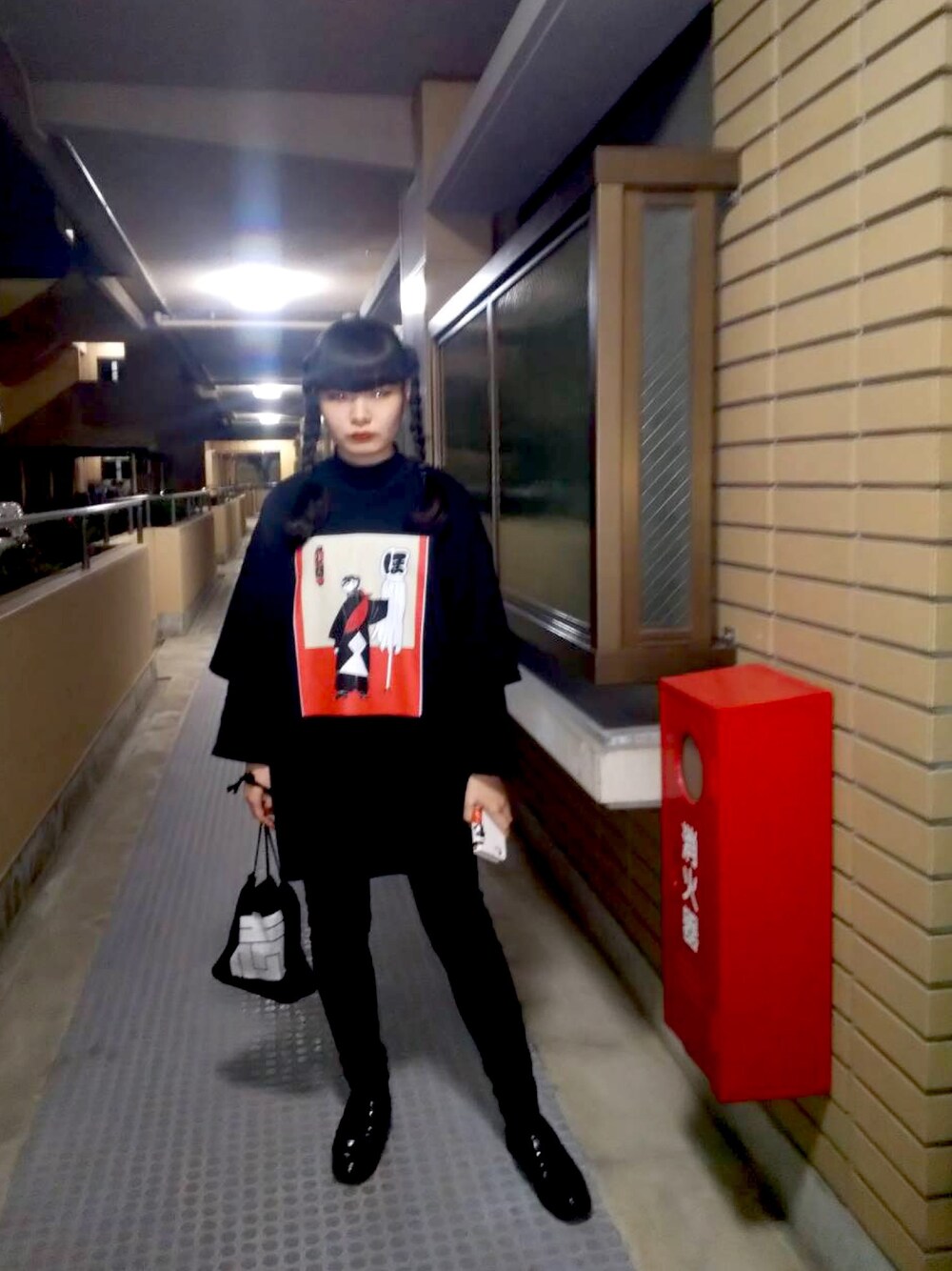 「黒コーデ、黒、黒スキニー、ストリートコーデ、ストリート、カジュアルコーデ、メンズライク、黒Tシャツ、ブラックコーデ、ローファー」｜「志のアイテム（Tシャツ/カットソー、ブラック系）」を使った、shiho19991210さん（レディース・150cm）の春コーディネートの1枚目の写真