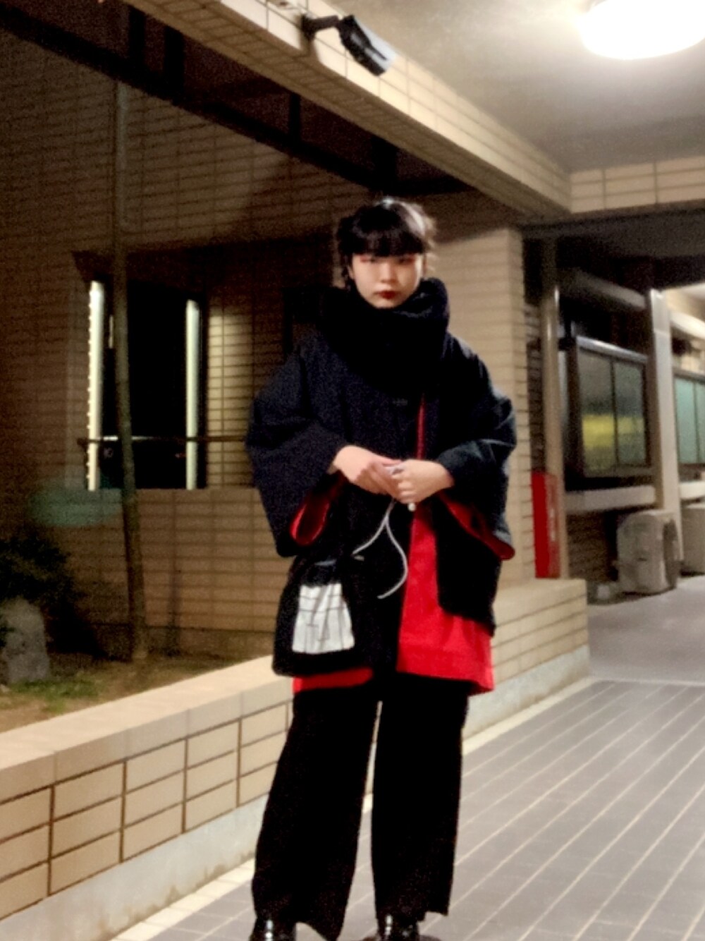 「きれいめカジュアル、モノトーンコーデ、メンズライク、シンプルコーデ、GU、黒コーデ、おしゃれさんと繋がりたい、カットソー、和服、休日スタイル」｜「SPINNSの畔編みスヌード / ユニセックスアイテム（ネックウォーマー/スヌード、ブラック系）」を使った、shiho19991210さん（レディース・151cm）の春コーディネートの1枚目の写真