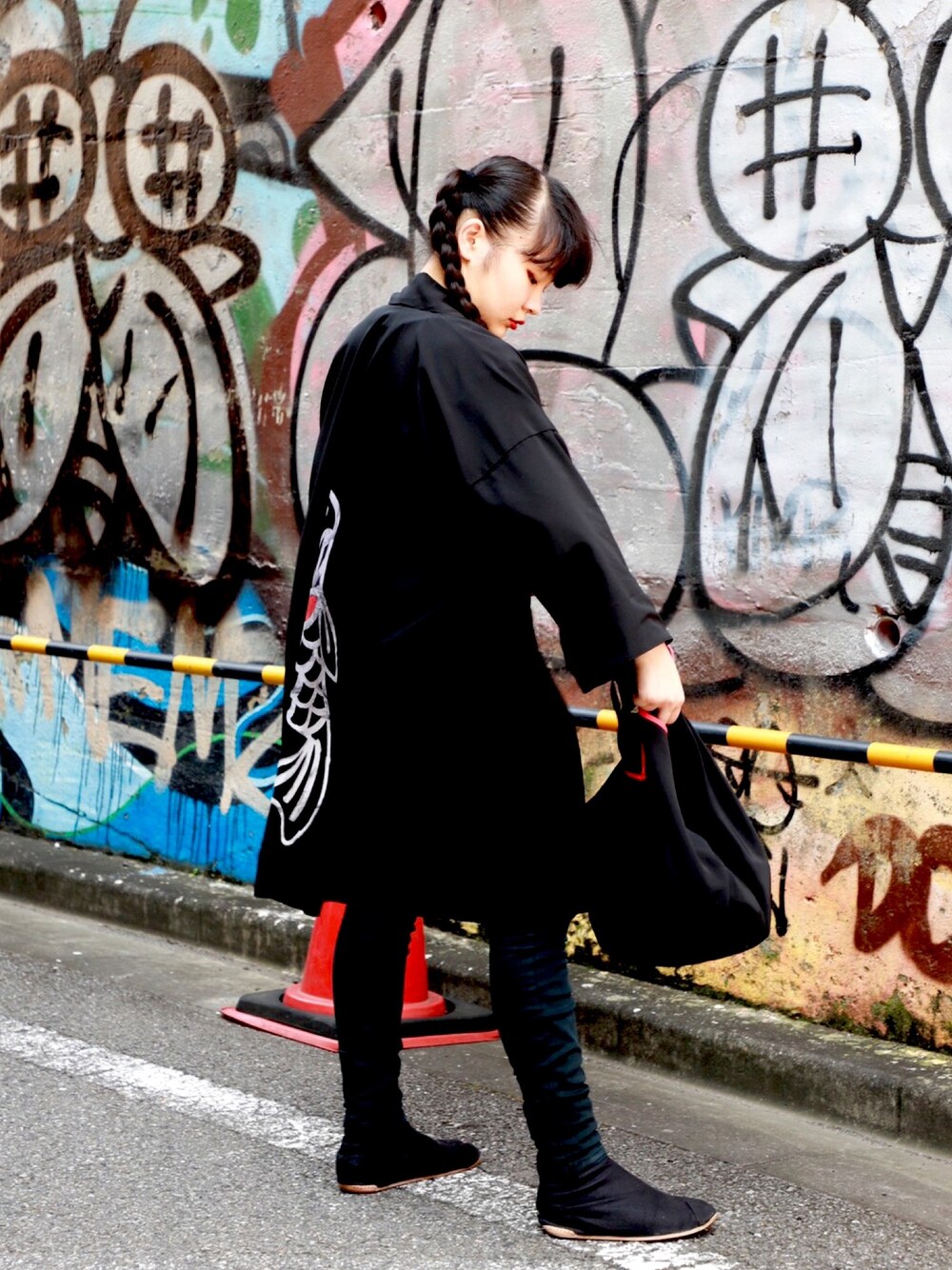 「ストリート、モノトーン、黒コーデ、黒スキニー、メンズライク、おしゃれさんと繋がりたい、カジュアルコーデ、オトナ女子、今日のコーデ」｜「志のアイテム（着物、ブラック系）」を使った、shiho19991210さん（レディース・151cm）の春コーディネートの1枚目の写真