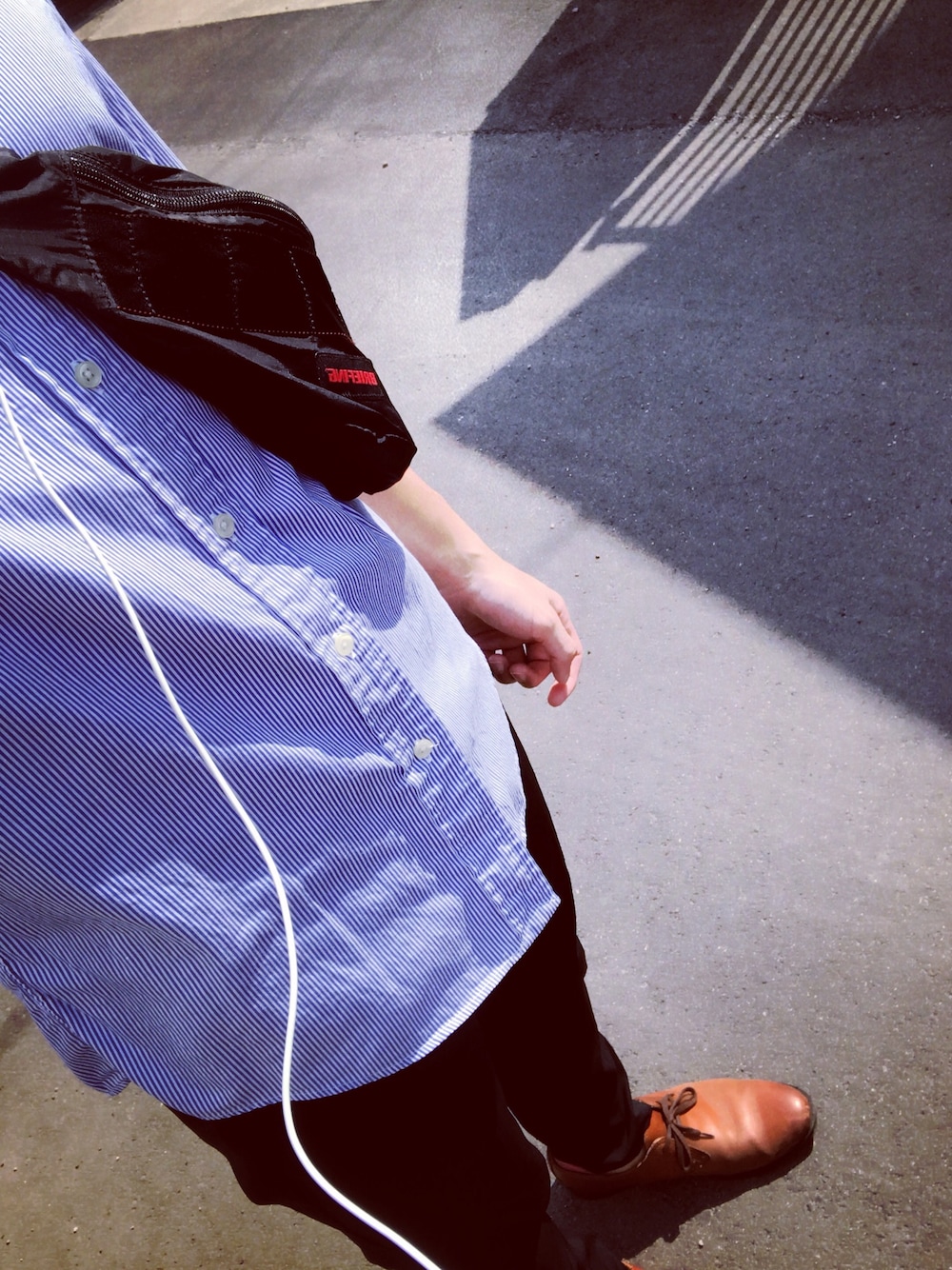 「夏、Yシャツ、ストライプシャツ、ストレッチパンツ、革靴、ショルダーバッグ 黒、カジュアルフォーマル」｜「BRIEFINGのアイテム（ショルダーバッグ、ブラック系）」を使った、Jumpei さん（メンズ・164cm）の夏コーディネートの1枚目の写真