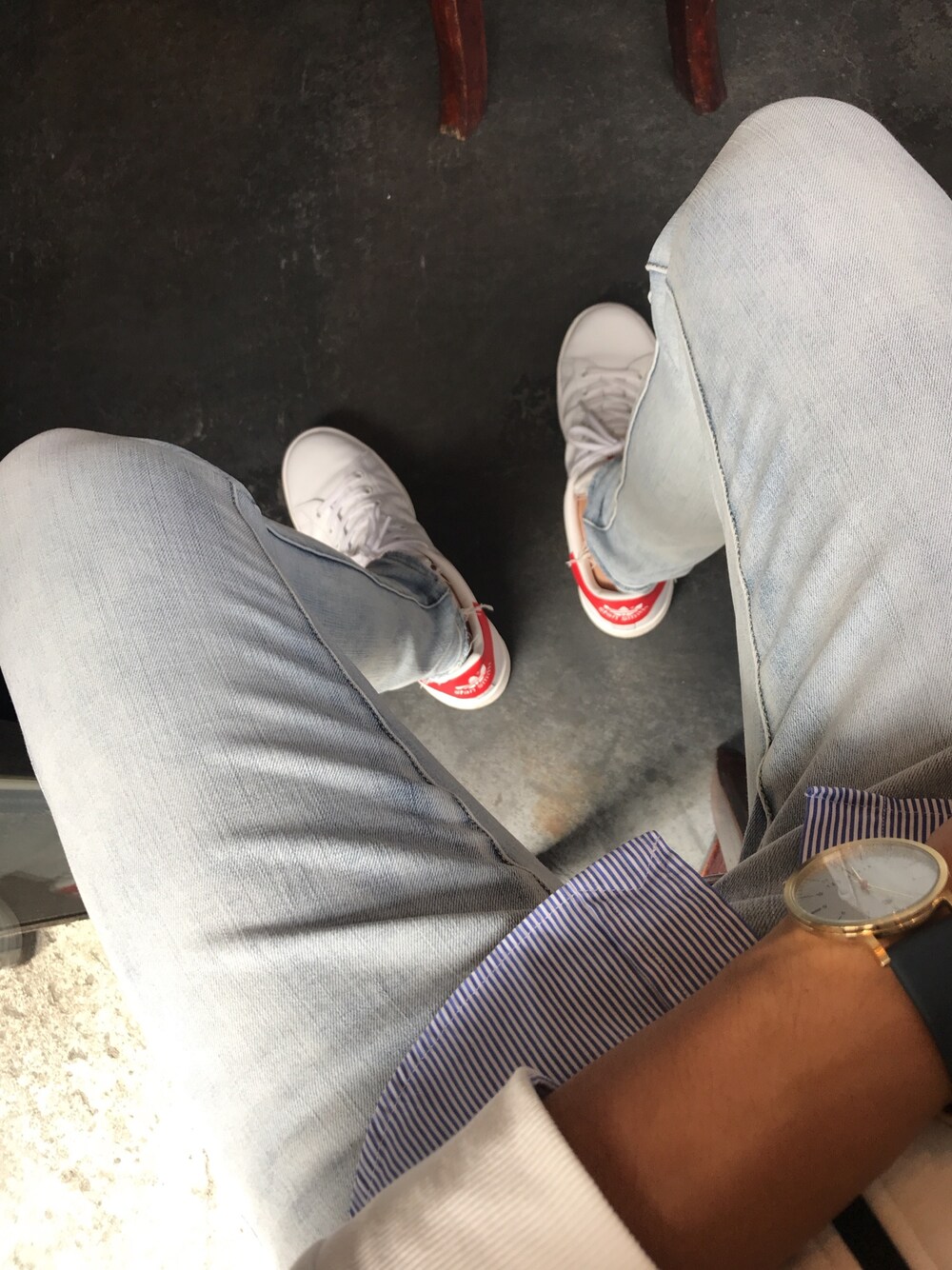 「秋コーデ、シンプル、スニーカー、キレイめ、kpop、真っ白」｜「adidasのadidas アディダス STAN SMITH スタンスミス M20326 ABC-MART限定 RWHT/RWHT/COLRED（スニーカー、ホワイト系）」を使った、Jumpei さん（メンズ・164cm）の秋コーディネートの1枚目の写真