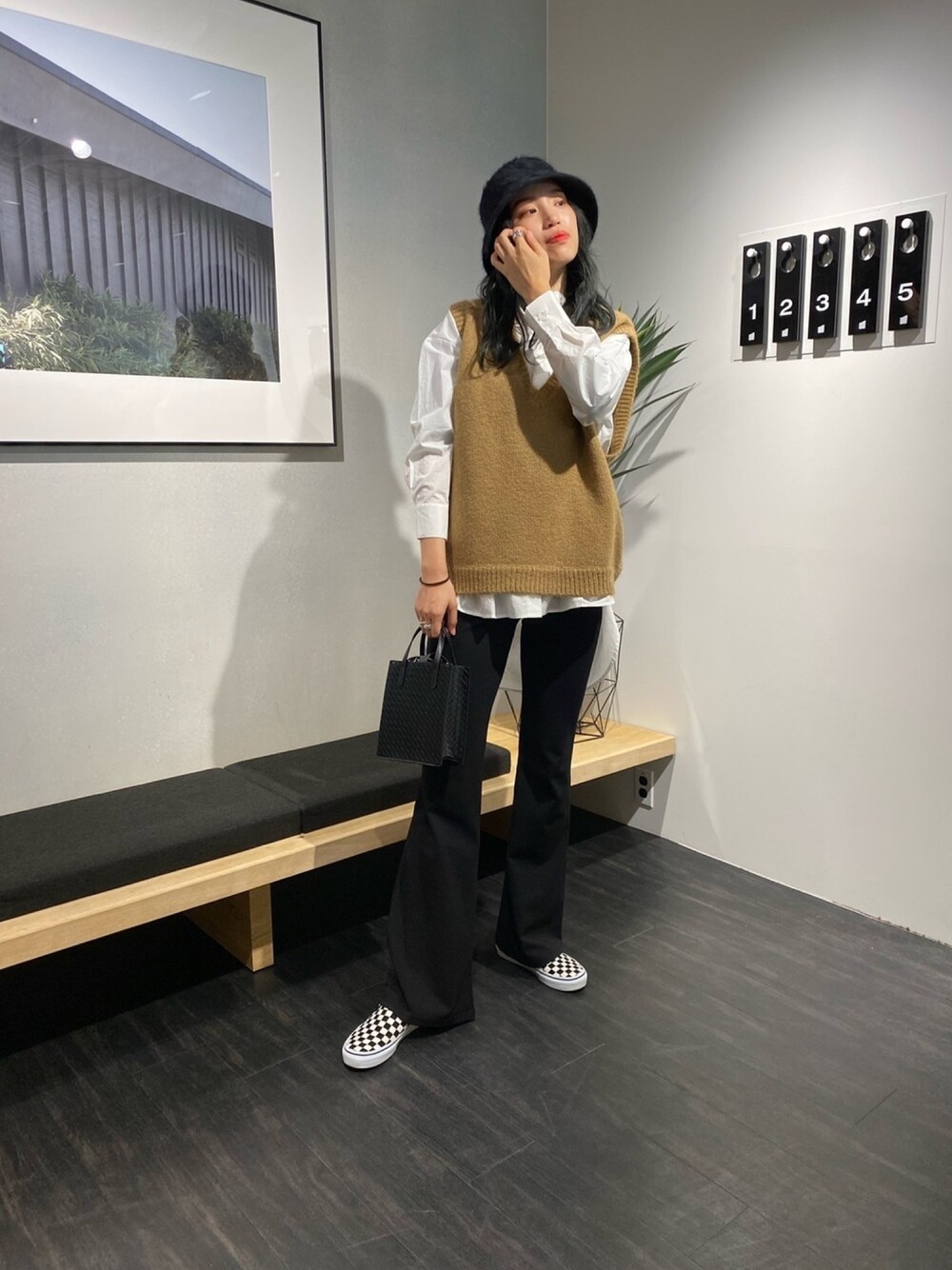 ホワイト系のシャツ/ブラウス、ブラック系のトートバッグ、ブラック系のその他パンツを着用したレディースの冬コーディネートの1枚目の写真